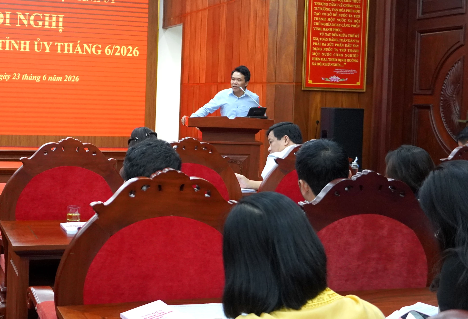 Đồng chí Trần Văn Tuấn, Phó Trưởng Ban Tuyên giáo và Dân vận Tinh ủy thông tin các nội dung về dân tộc, tôn giáo - - Ảnh: H.Tr.