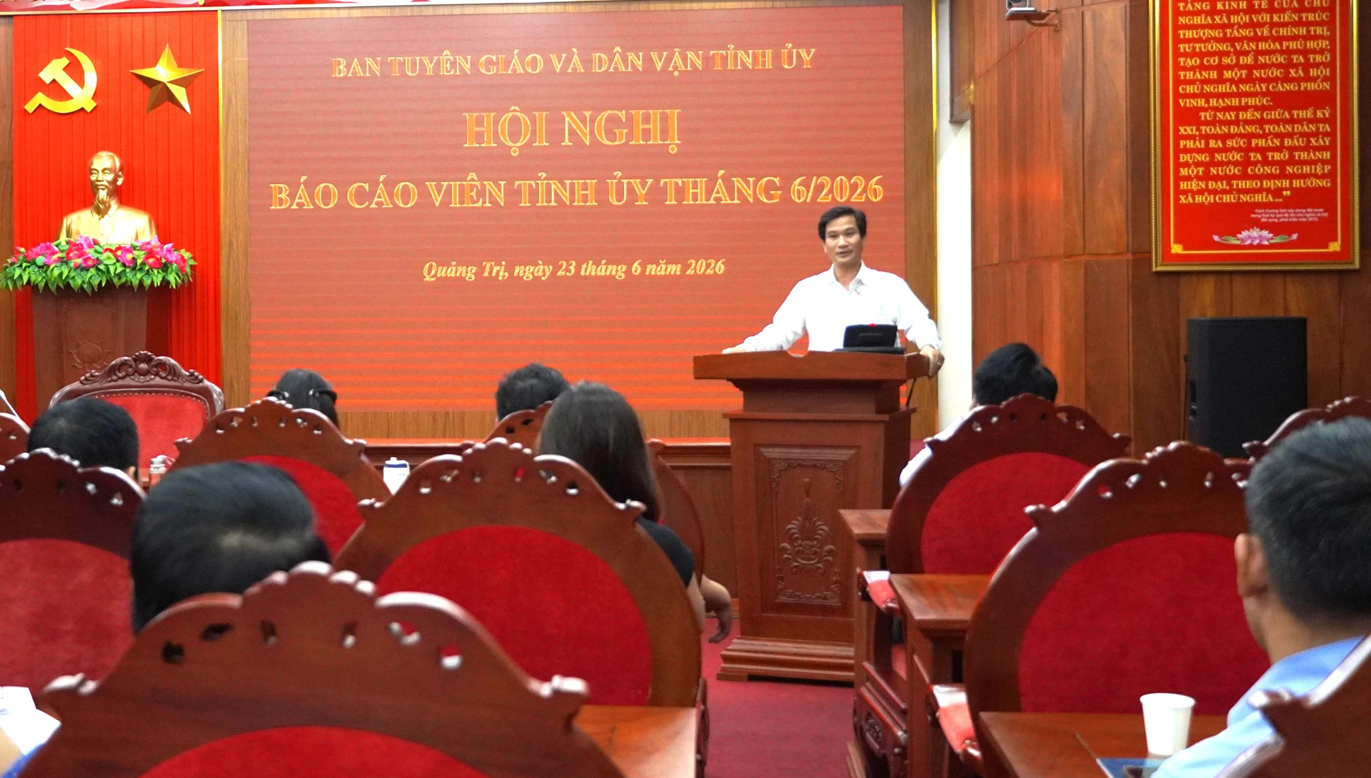 Đồng chí Đặng Đại Tình, Phó Trưởng Ban Thường trực Ban Tuyên giáo và Dân vận Tỉnh ủy định hướng tuyên truyền - Ảnh: H.Tr.