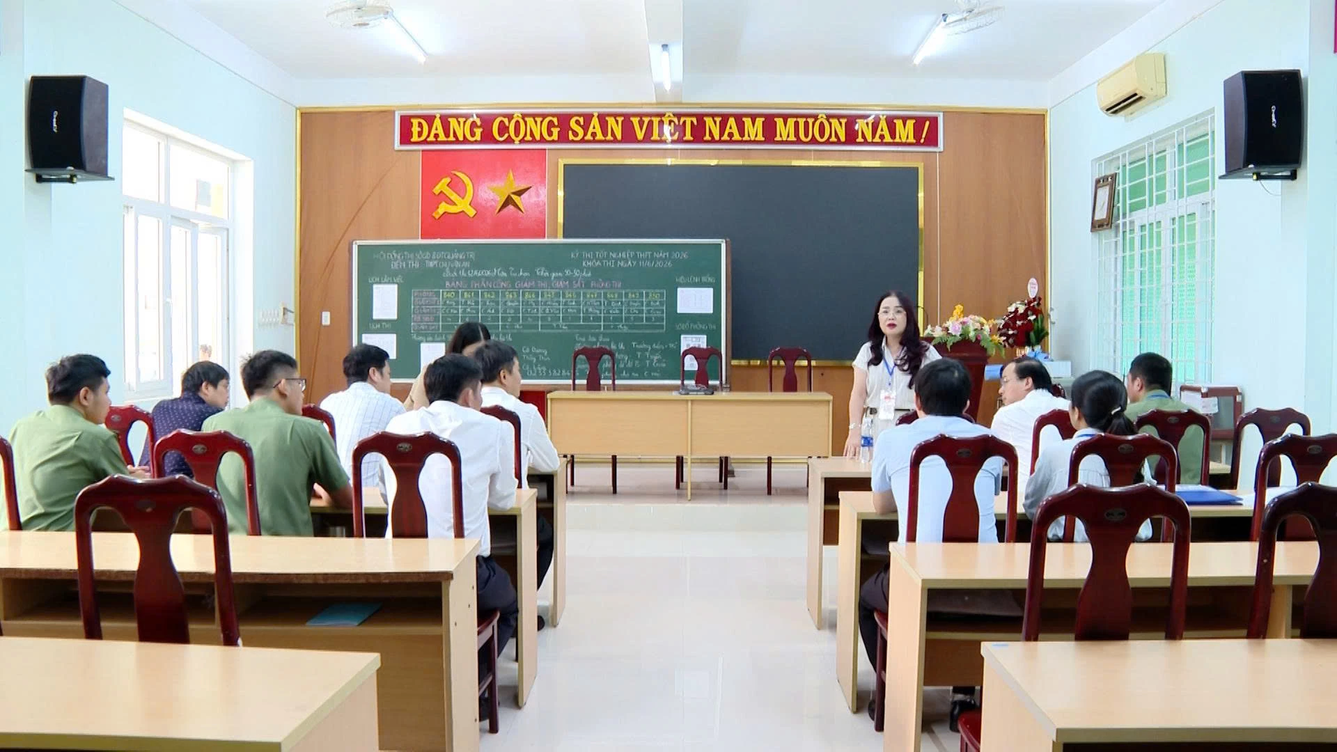 Đoàn kiểm tra tại hội đồng thi Trường THPT Chu Văn An - Ảnh: HQ