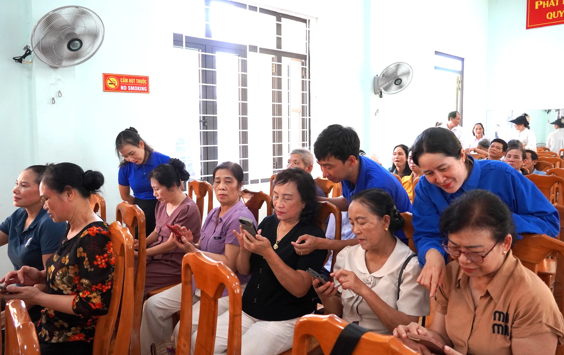 Lực lượng đoàn viên, thanh niên hỗ trợ hướng dẫn người dân sử dụng các ứng dụng số - Ảnh: H.Tr.