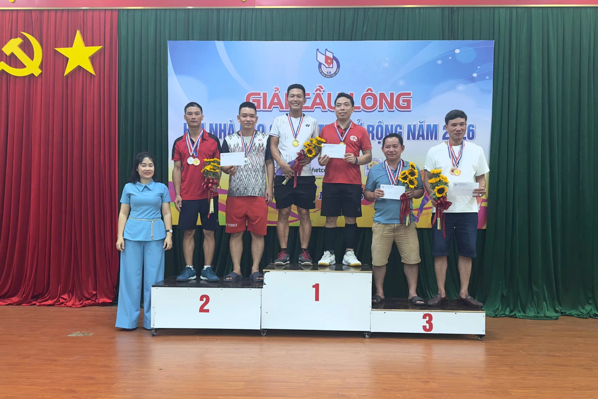 Ban tổ chức trao giải cho các vận động viên ở nội dung đôi nam - Ảnh: Thùy Trang