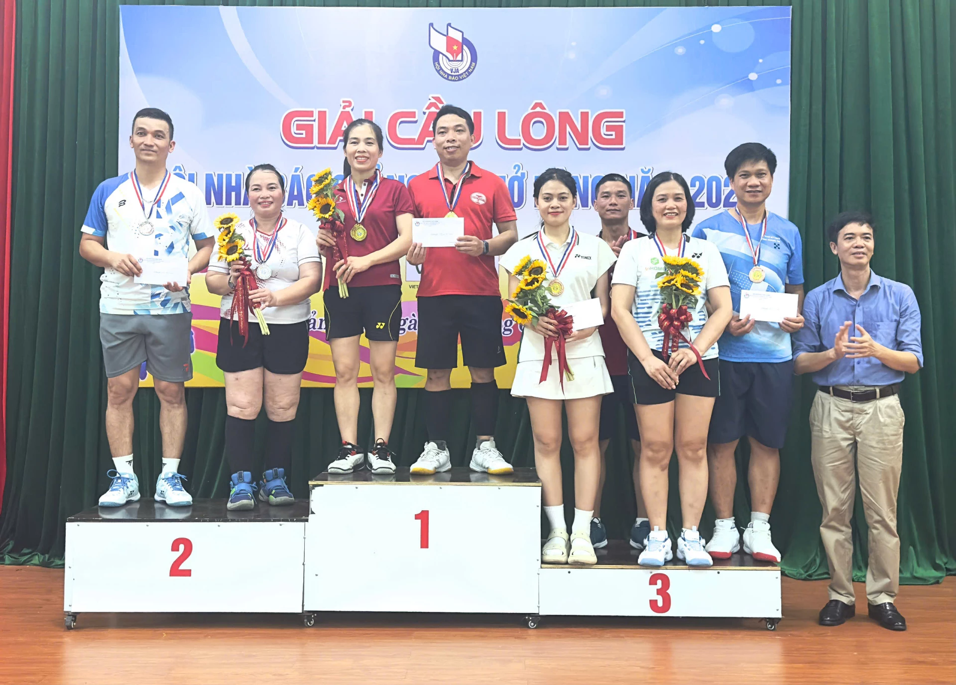 Ban tổ chức trao giải cho các vận động viên ở nội dung đôi nam nữ - Ảnh: Thùy Trang