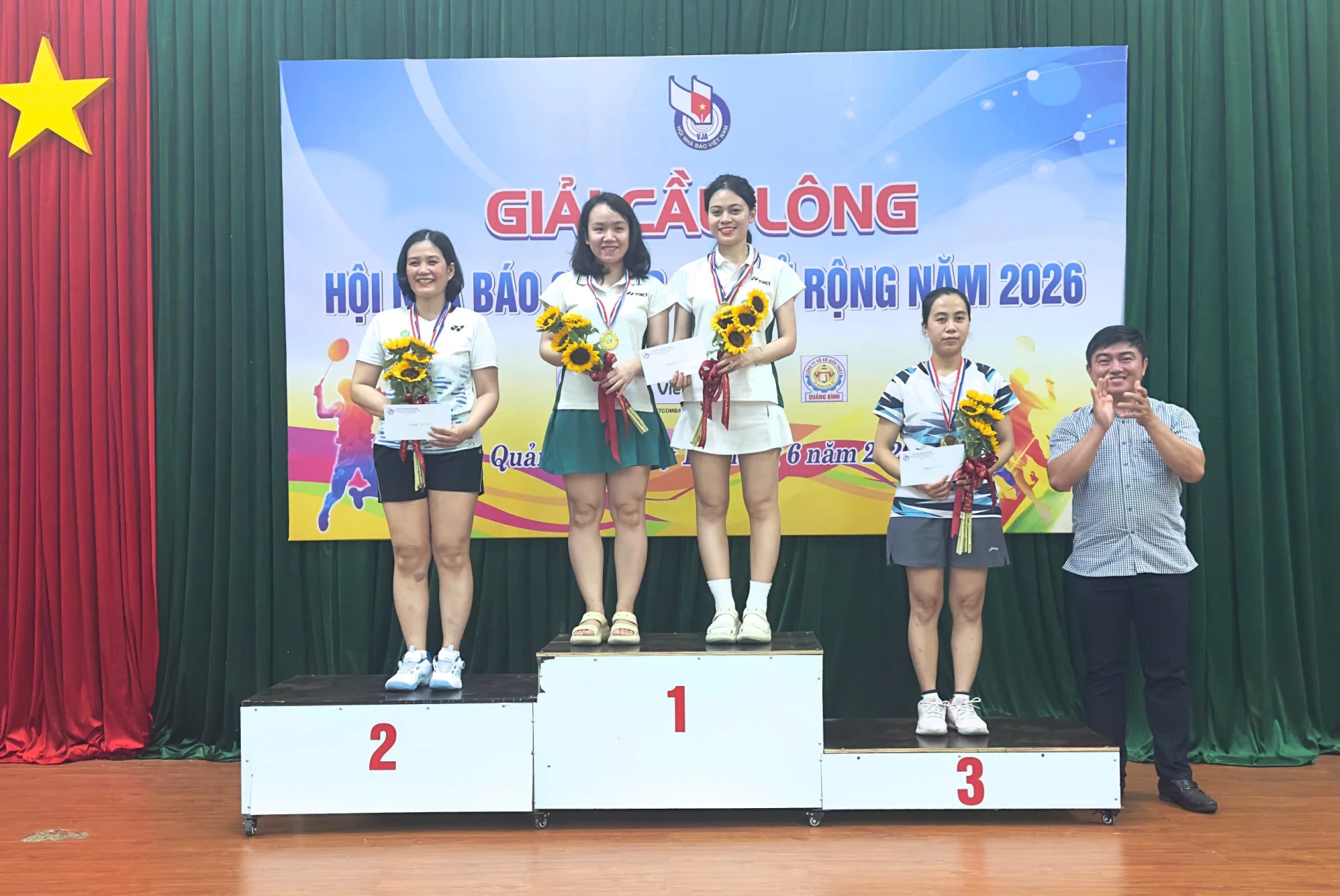 Ban tổ chức trao giải cho các vận động viên ở nội dung đôi nữ - Ảnh: Thùy Trang
