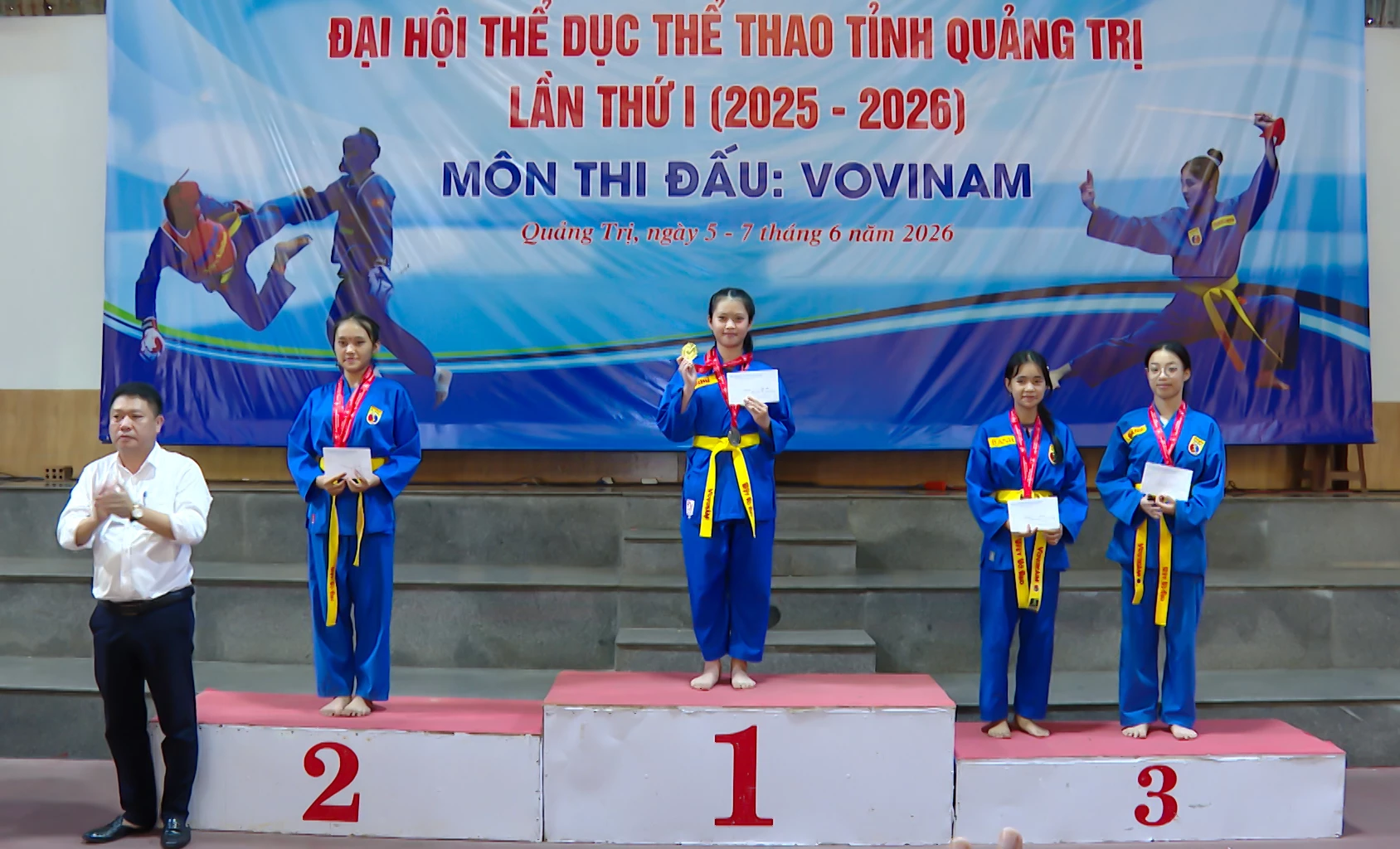 Ban Tổ chức trao giải cho các vận động viên đạt thành tích cao trong thi đấu giải giải Vovinam Đại hội TDTT tỉnh Quảng Trị - Ảnh: N.H

