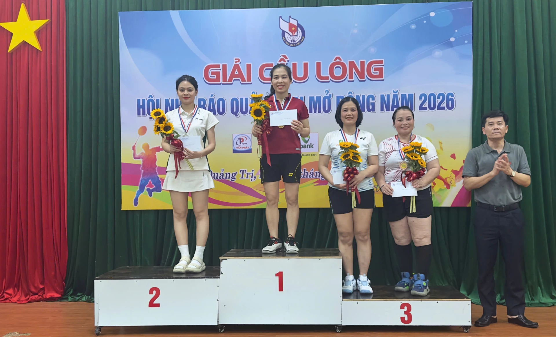 Ban tổ chức trao giải cho các vận động viên ở nội dung đơn nữ - Ảnh: Thùy Trang