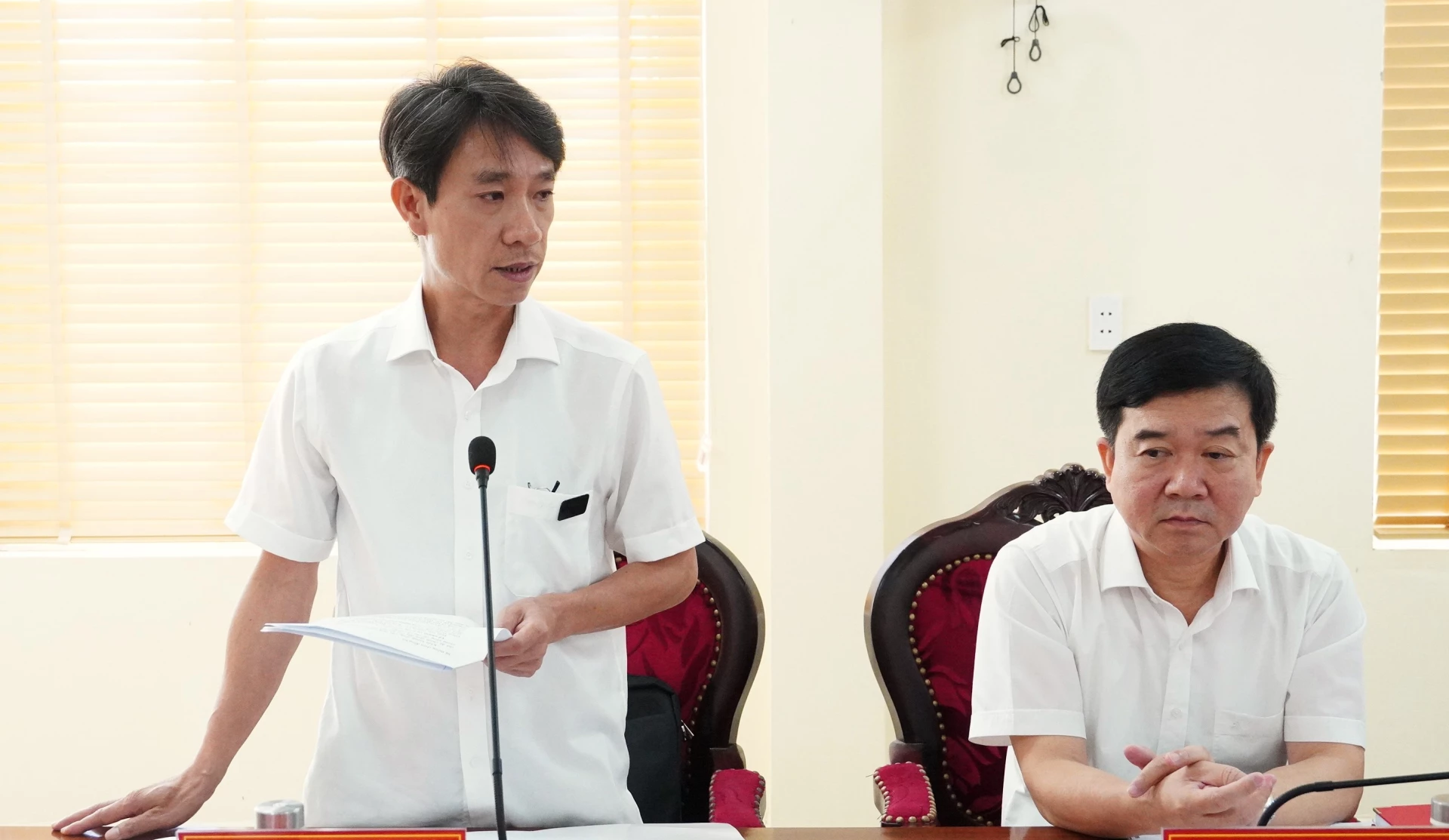 Thường trực Đảng ủy phường Đồng Thuận báo cáo tại buổi làm việc - Ảnh: Q.V