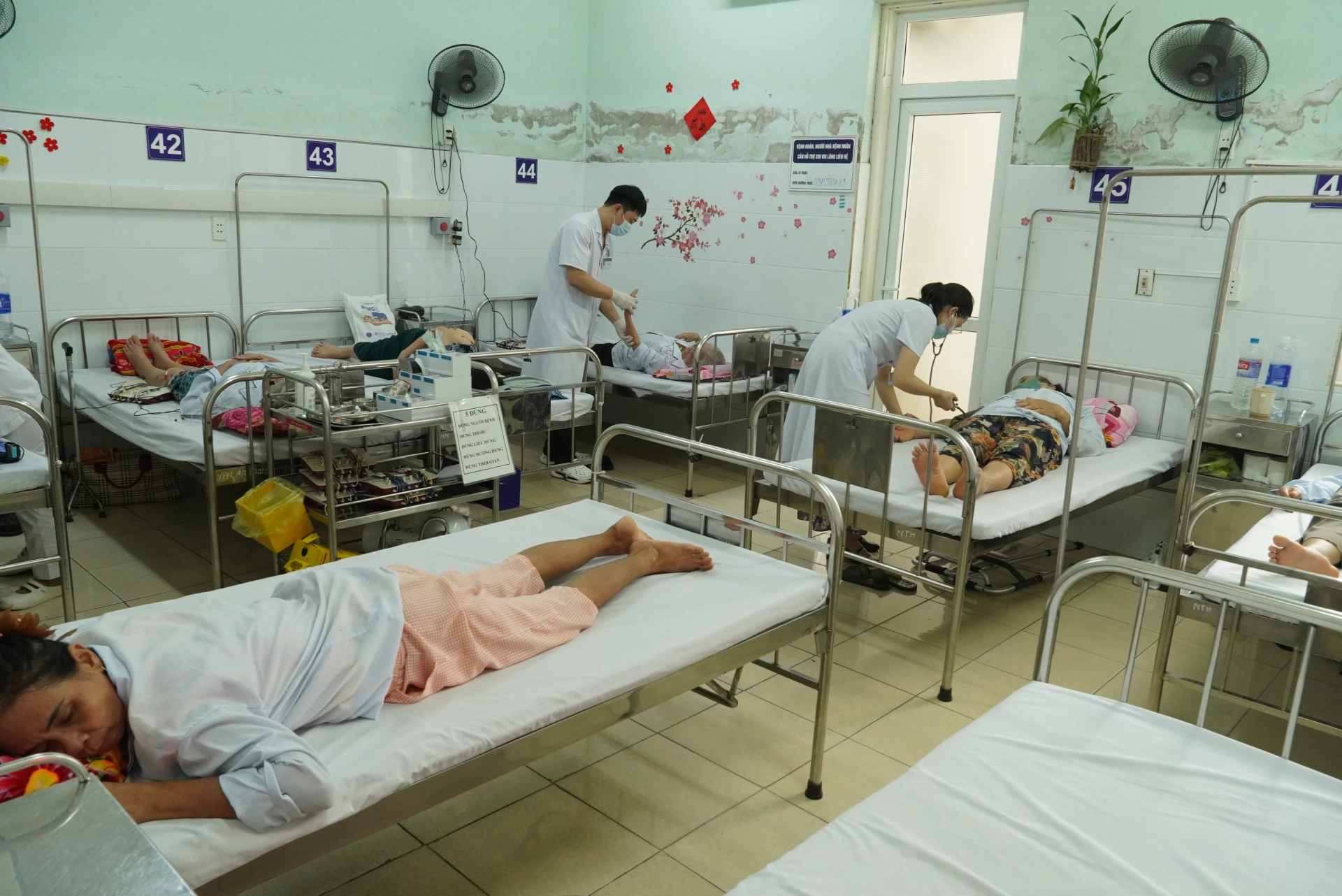 Các cơ sở y tế công lập đối mặt với bài toán chảy máu chất xám - Ảnh: H.L