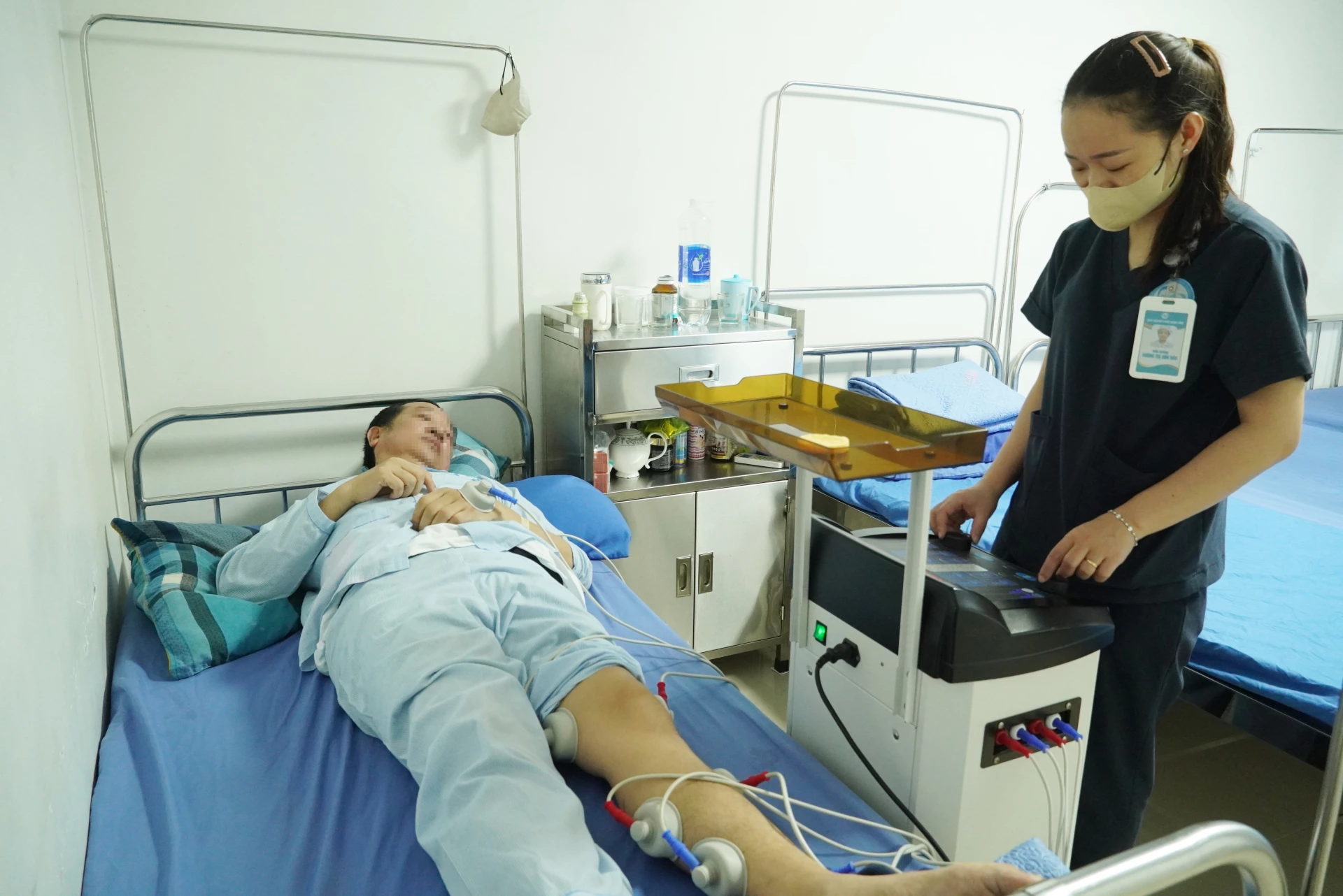 Nhờ y học cổ truyền và phục hồi chức năng, ông Ng.Ng.H. ở tổ dân phố Hà Lời, xã Phong Nha hồi phục kỳ diệu sau những di chứng do tai biến mạch máu não - Ảnh: H.L