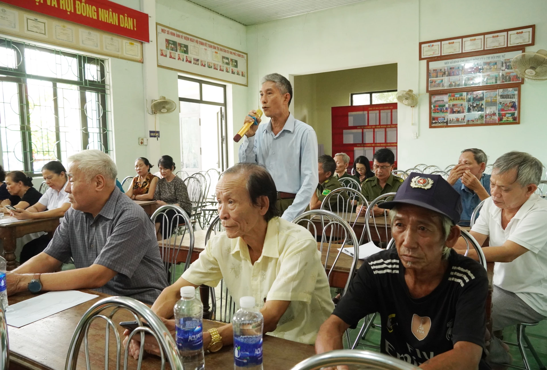 Người dân trực tiếp góp ý, bày tỏ những mong muốn của mình đối với tổ dân phố mới - Ảnh: H.L