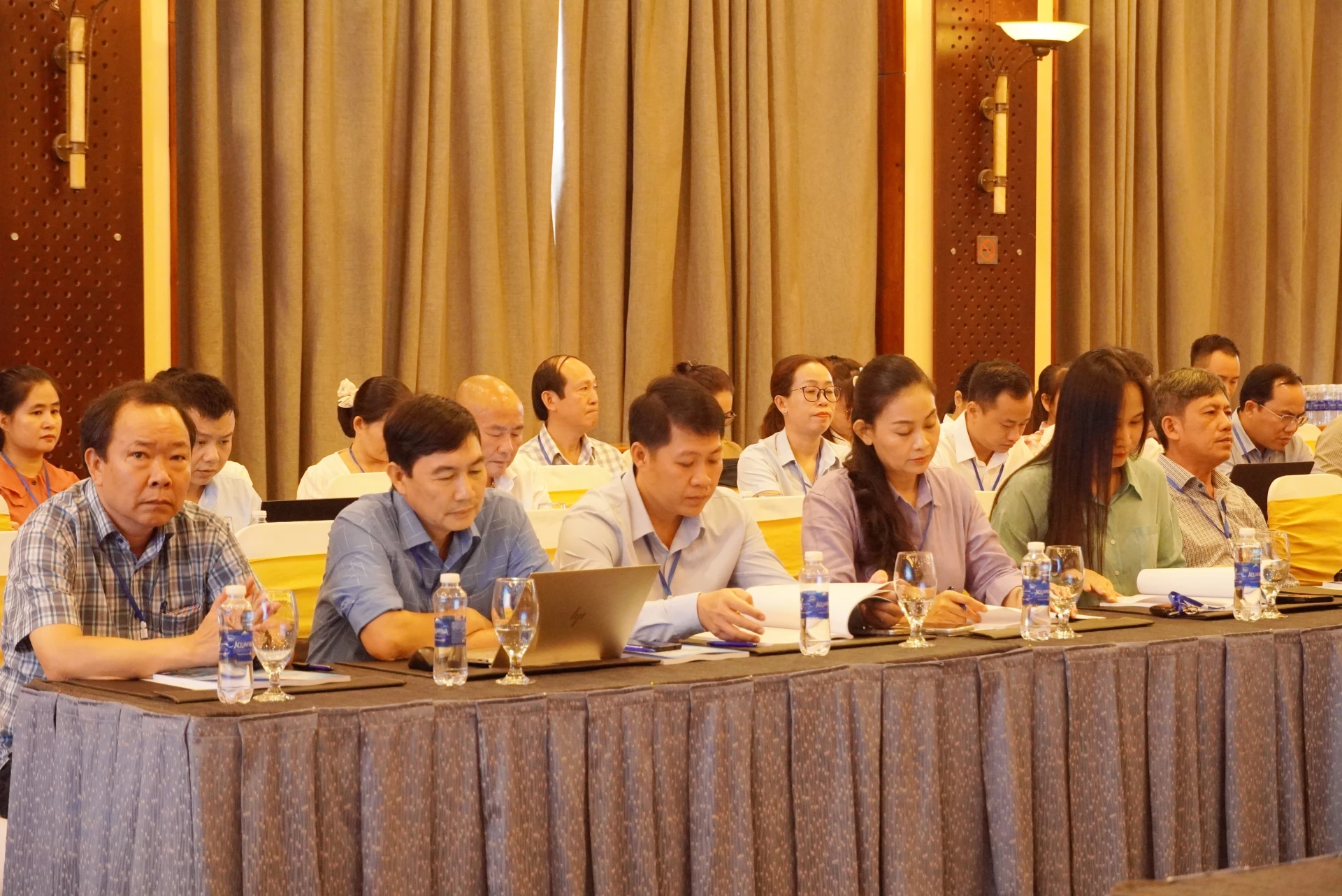 Các đại biểu tham dự hội thảo - Ảnh: HL