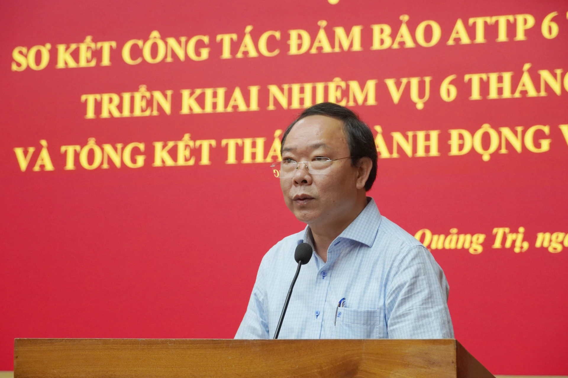 Đại diện lãnh đạo Sở Y tế trình bày báo cáo tại hội nghị - Ảnh: HL