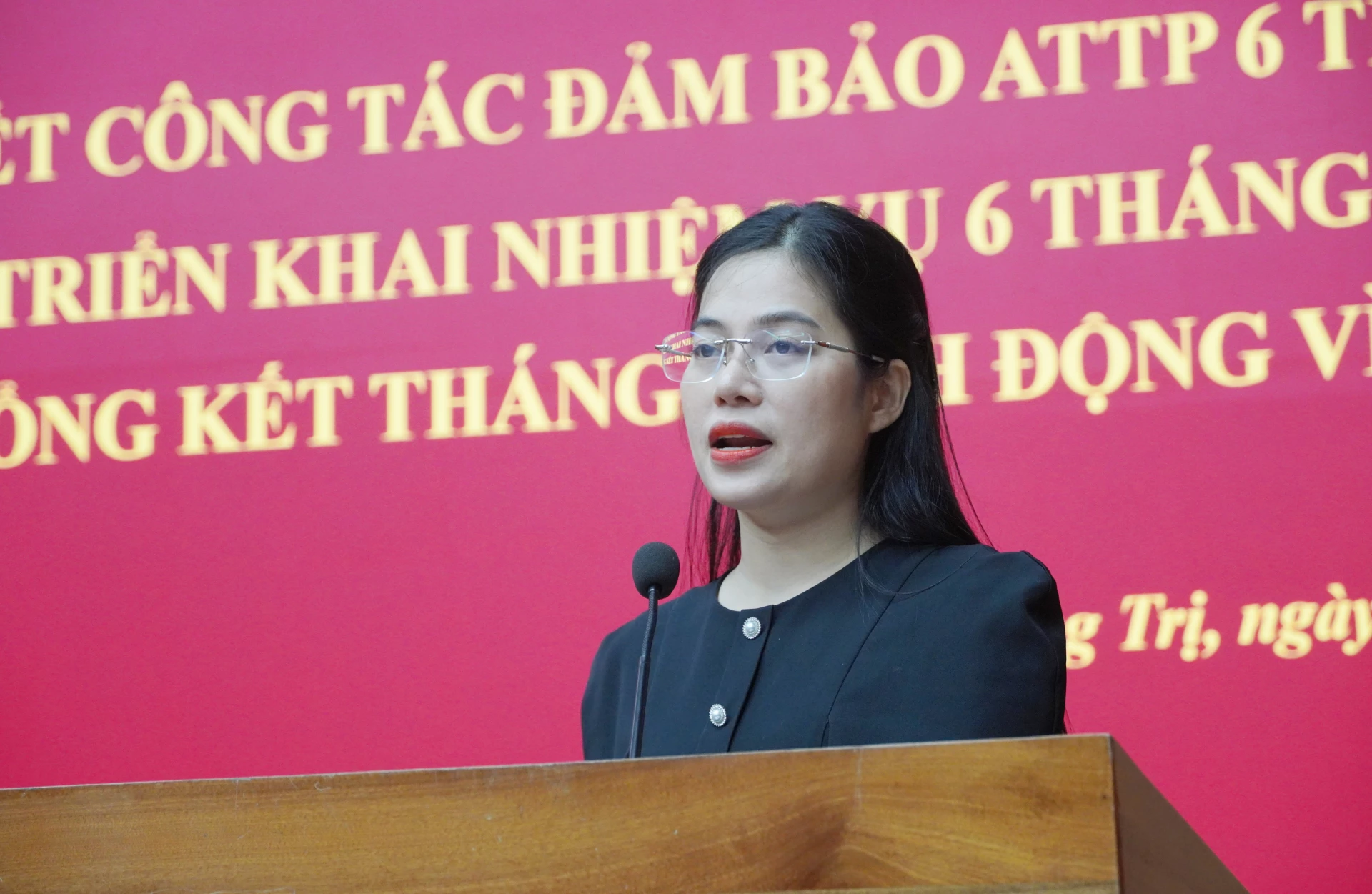 Đại diện lãnh đạo xã Tân Lập nêu lên một số khó khăn trong công tác quản lý ATTP trên địa bàn - Ảnh: HL