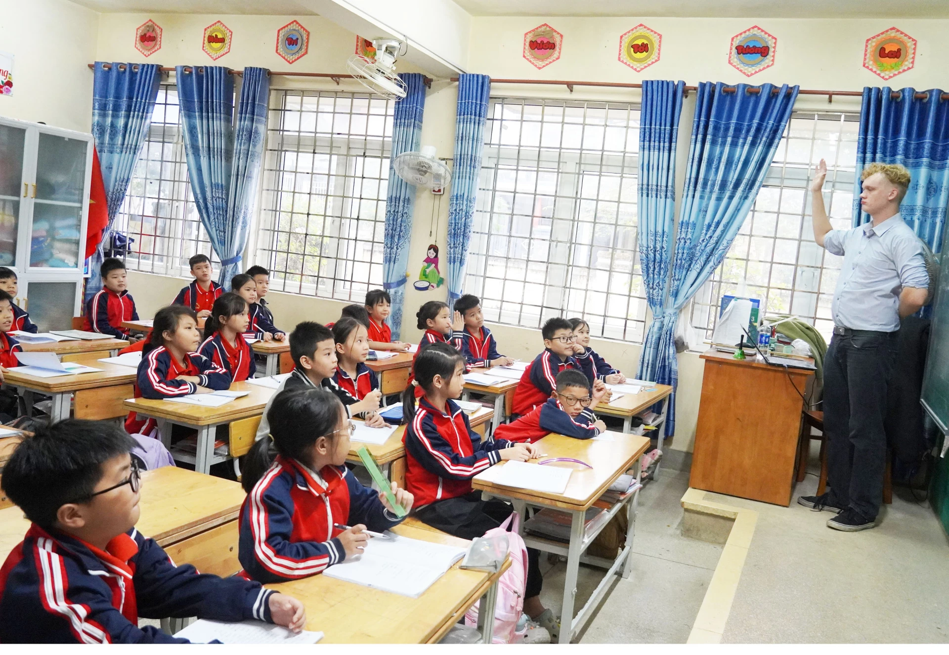 Nhiều trường học hợp đồng với giáo viên nước ngoài để nâng cao kỹ năng giao tiếp tiếng Anh cho học sinh-Ảnh: Nh.V
