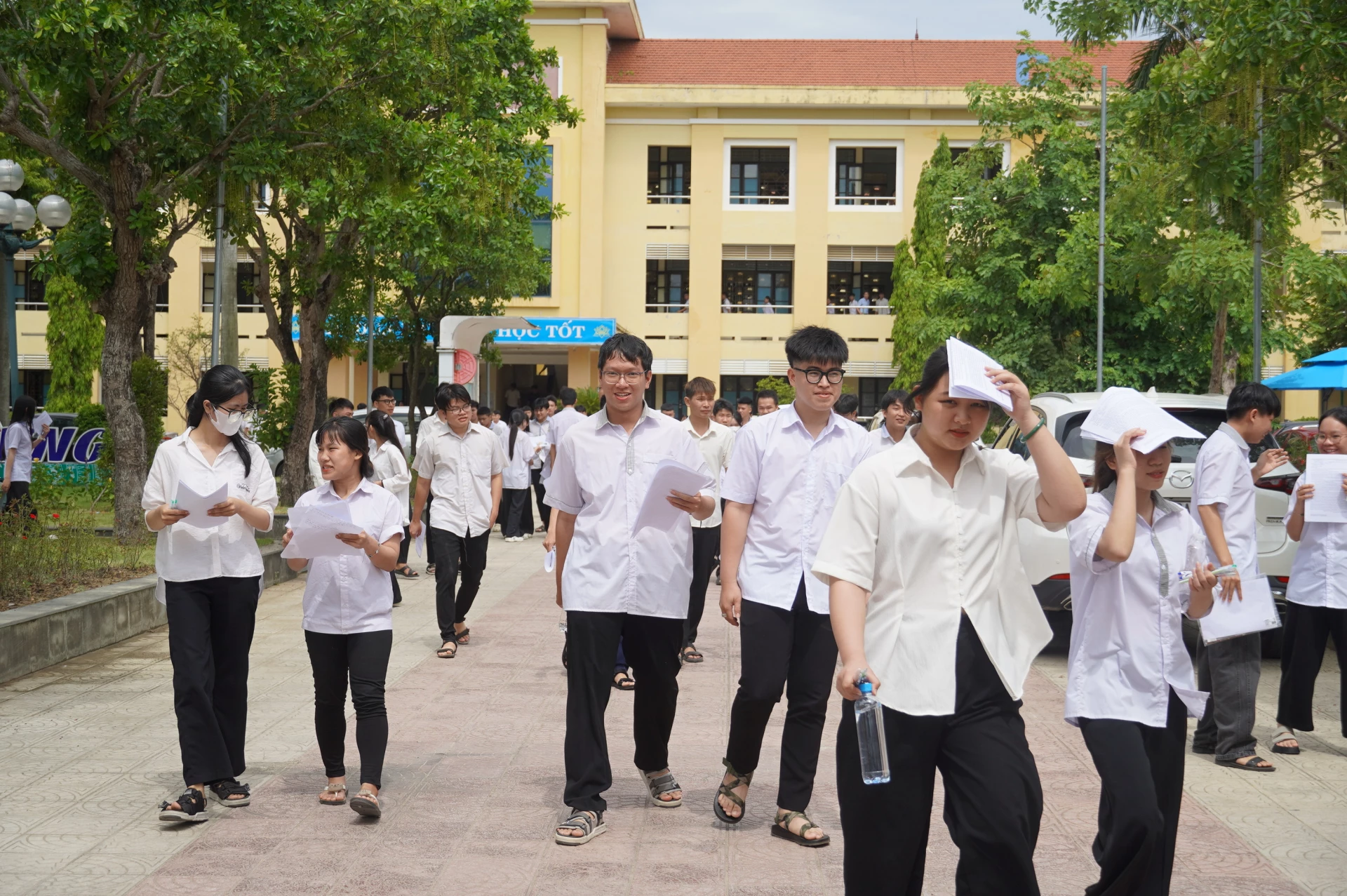 Rời phòng thi, đa số thí sinh đều cảm thấy thoải mái, tự tin - Ảnh: Nh.V