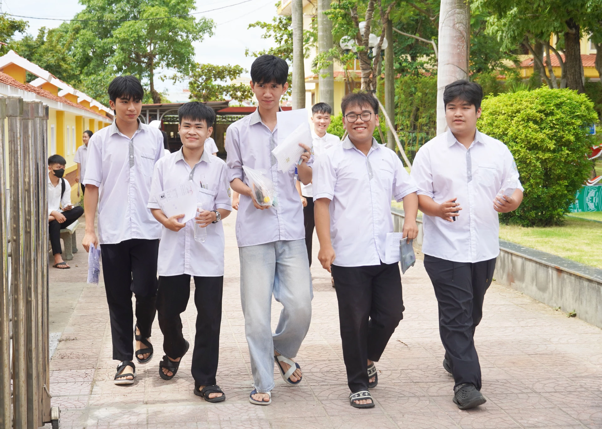 Kết thúc ngày thi, đa số thí sinh hài lòng với kết quả bài làm của mình -Ảnh: NH.V