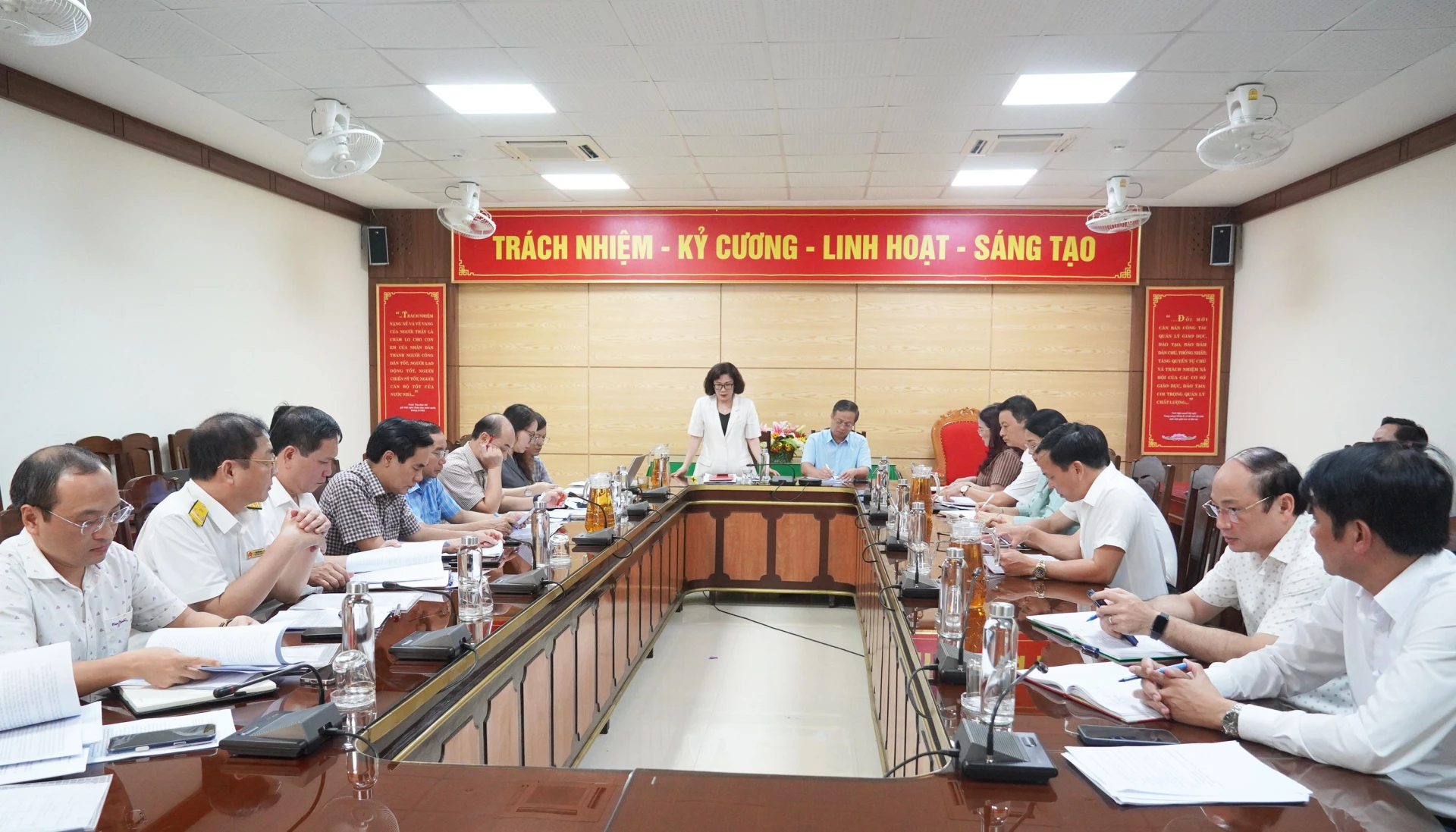Quang cảnh buổi làm việc