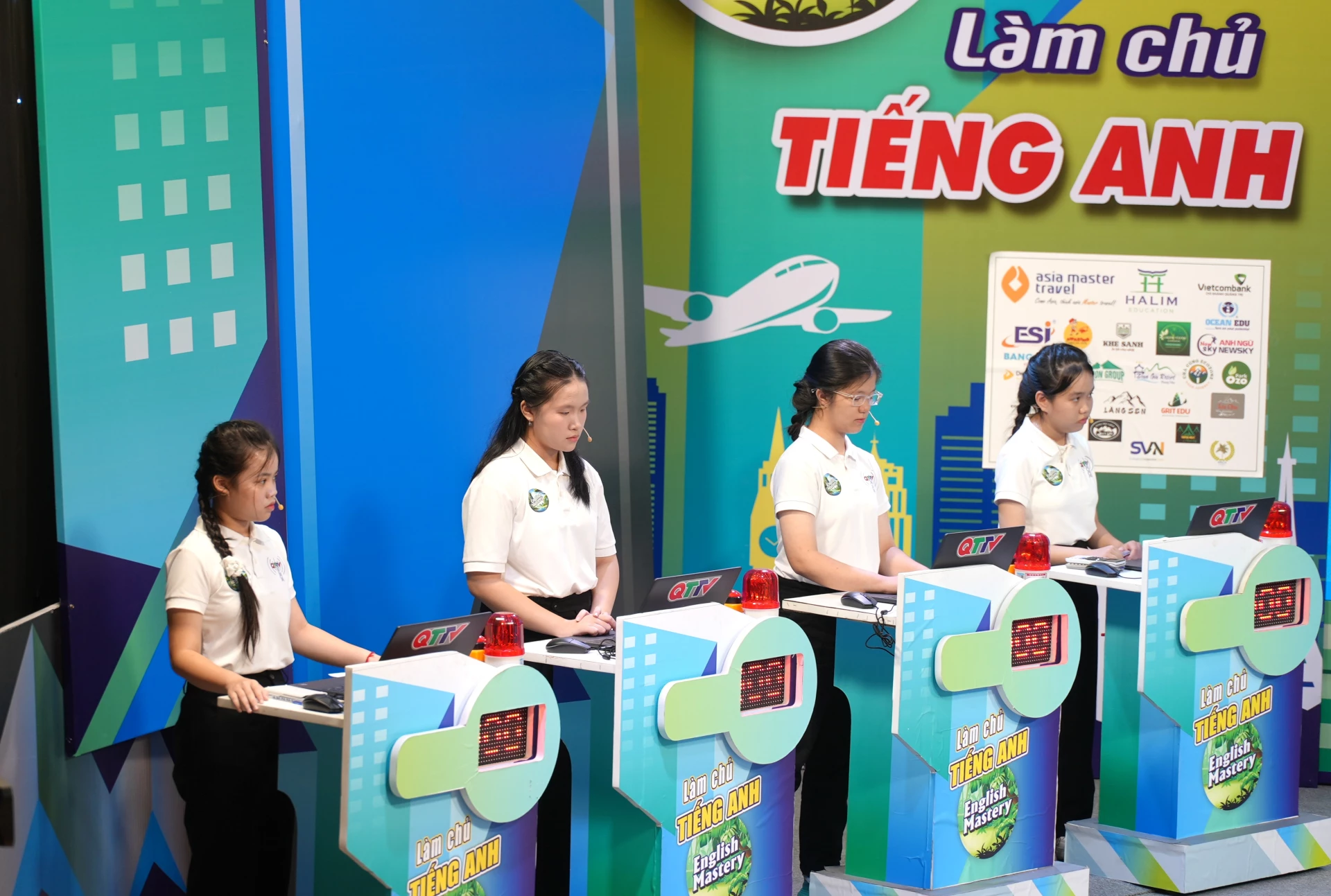 Các thí sinh tham gia vòng Chung kết cuộc thi “English Mastery – Làm chủ Tiếng Anh năm 2026” - Ảnh: T.Đ