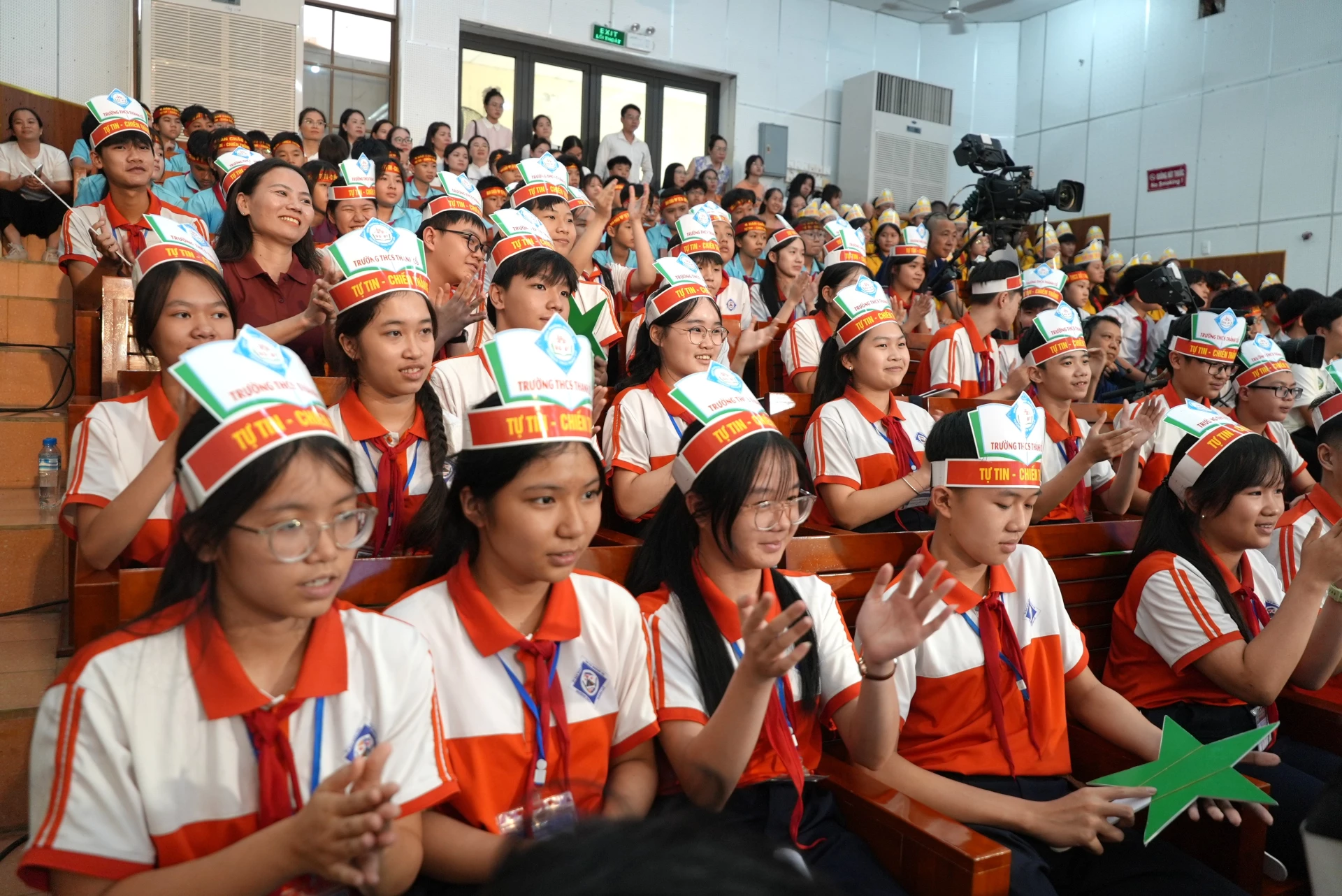 Các cổ động viên tiếp thêm tinh thần cho các thí sinh tham gia cuộc thi - Ảnh: T.Đ
