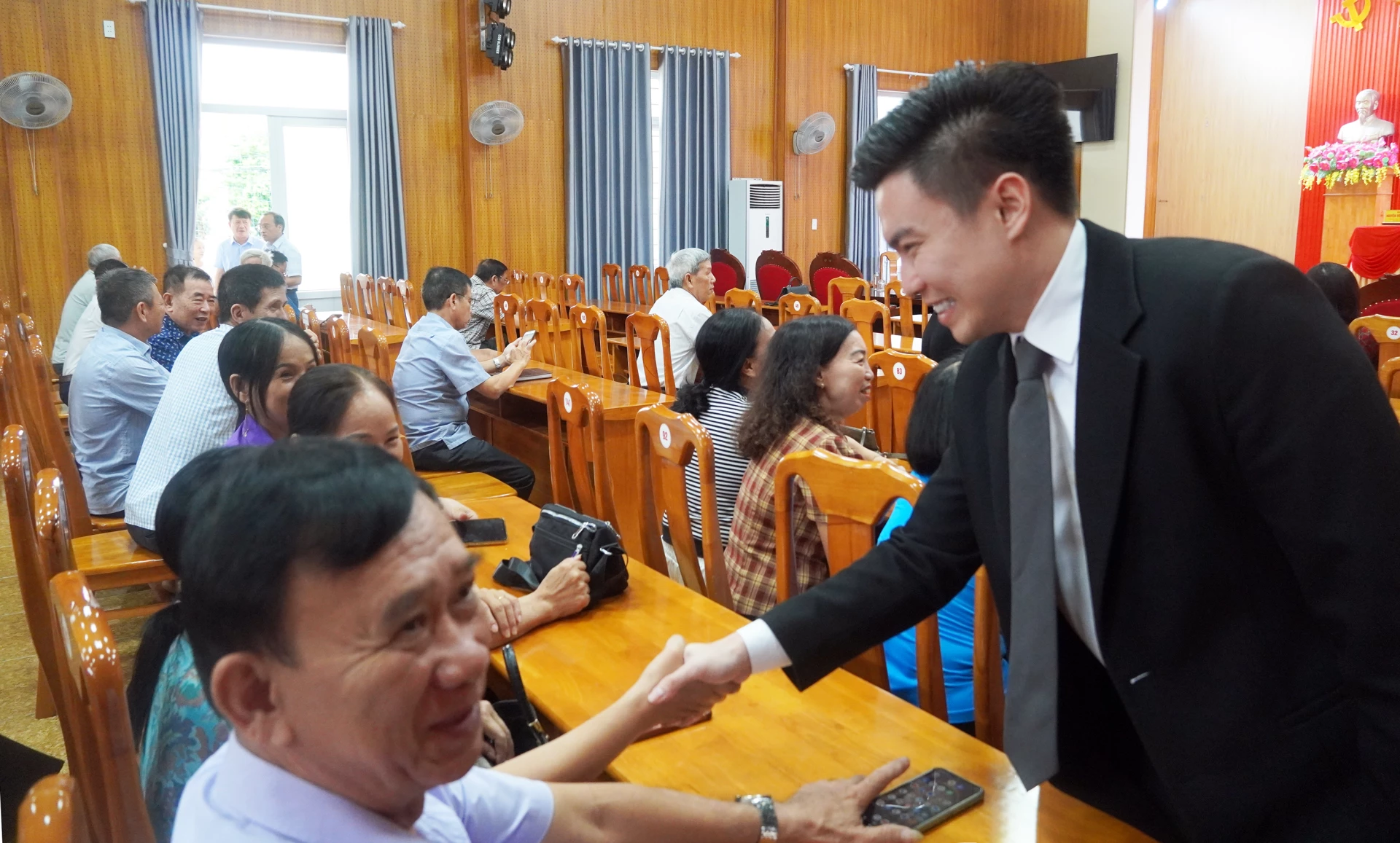 Đại biểu HĐND tỉnh trò chuyện với cử tri - Ảnh: N.M