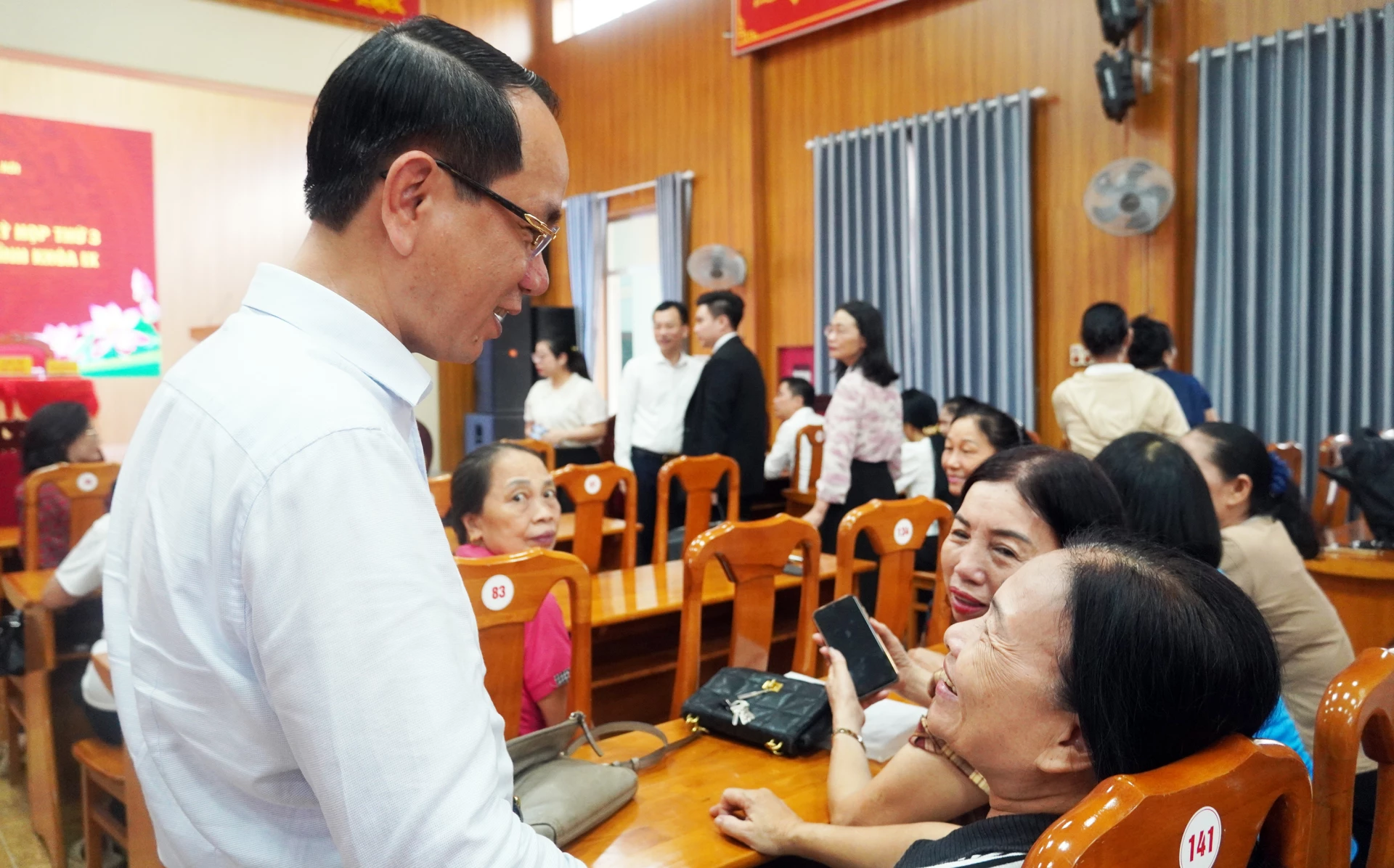 Đại biểu HĐND tỉnh trò chuyện với cử tri - Ảnh: N.M