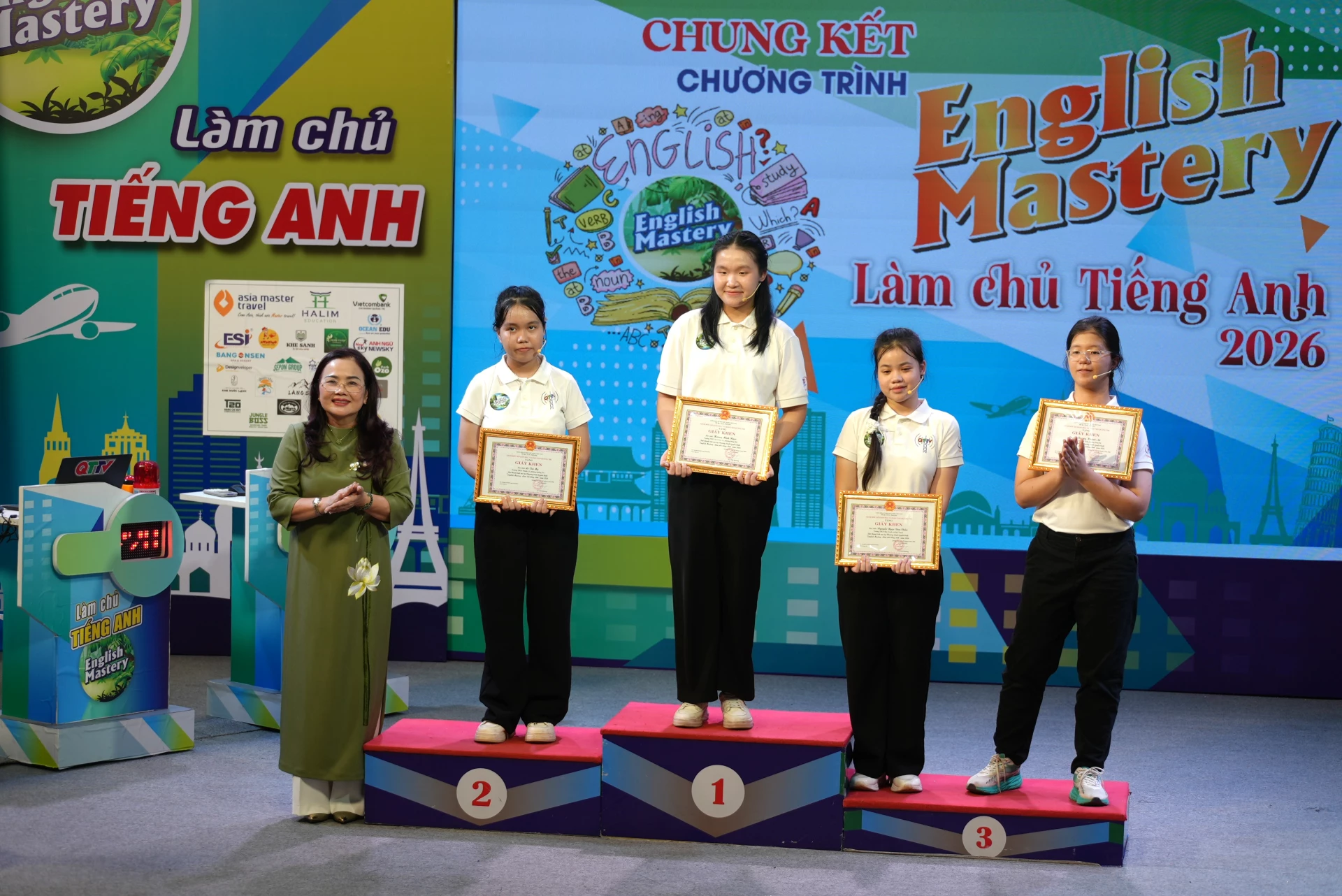 Lãnh đạo Sở Giám dục và Đào tạo tặng Giấy khen cho các thí sinh tham gia cuộc thi - Ảnh: T.Đ