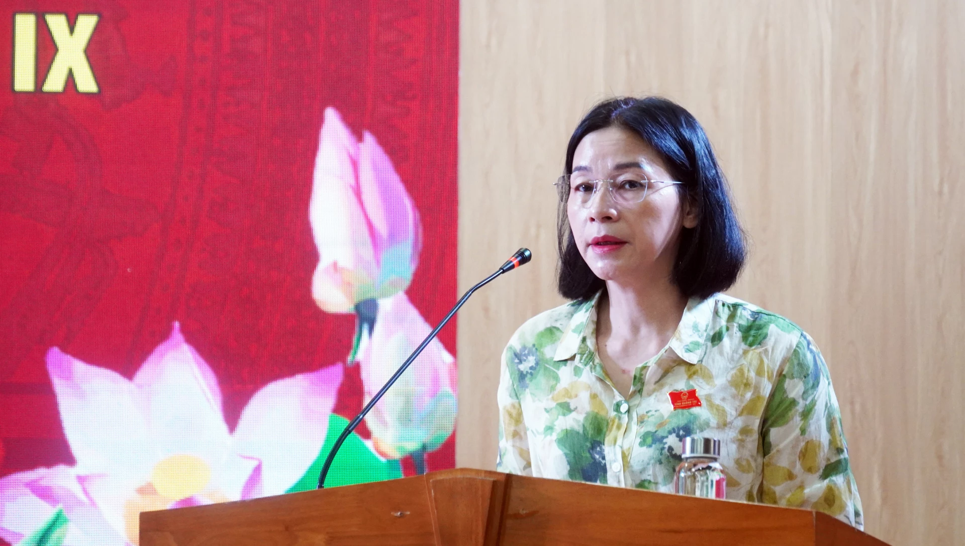 Đại diện tổ đại biểu số 13 thông tin về tình hình kinh tế - xã hội, quốc phòng - an ninh và hoạt động của HĐND tỉnh thời gian qua - Ảnh: N.M