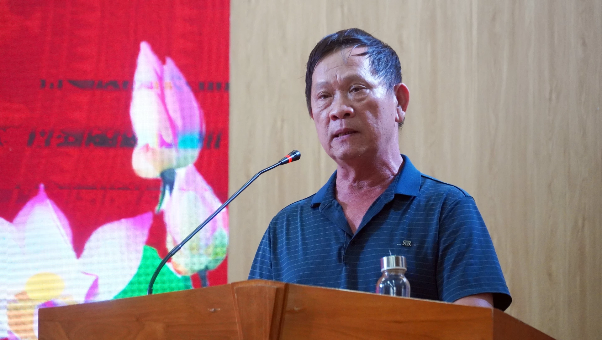 Cử tri phát biểu tại hội nghị - Ảnh: N.M