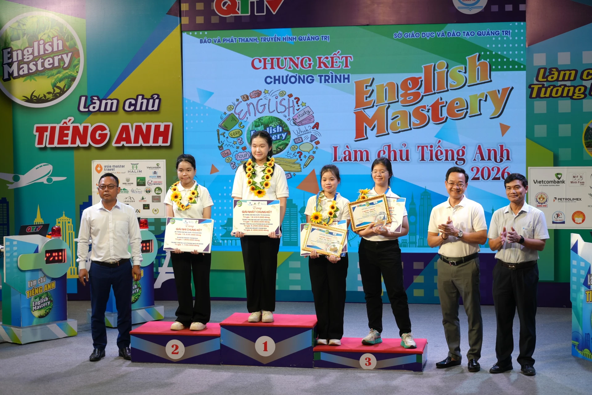 Đại diện các đơn vị đồng hành trao giải thưởng cho các thí sinh đoạt giải ba - Ảnh: T.Đ