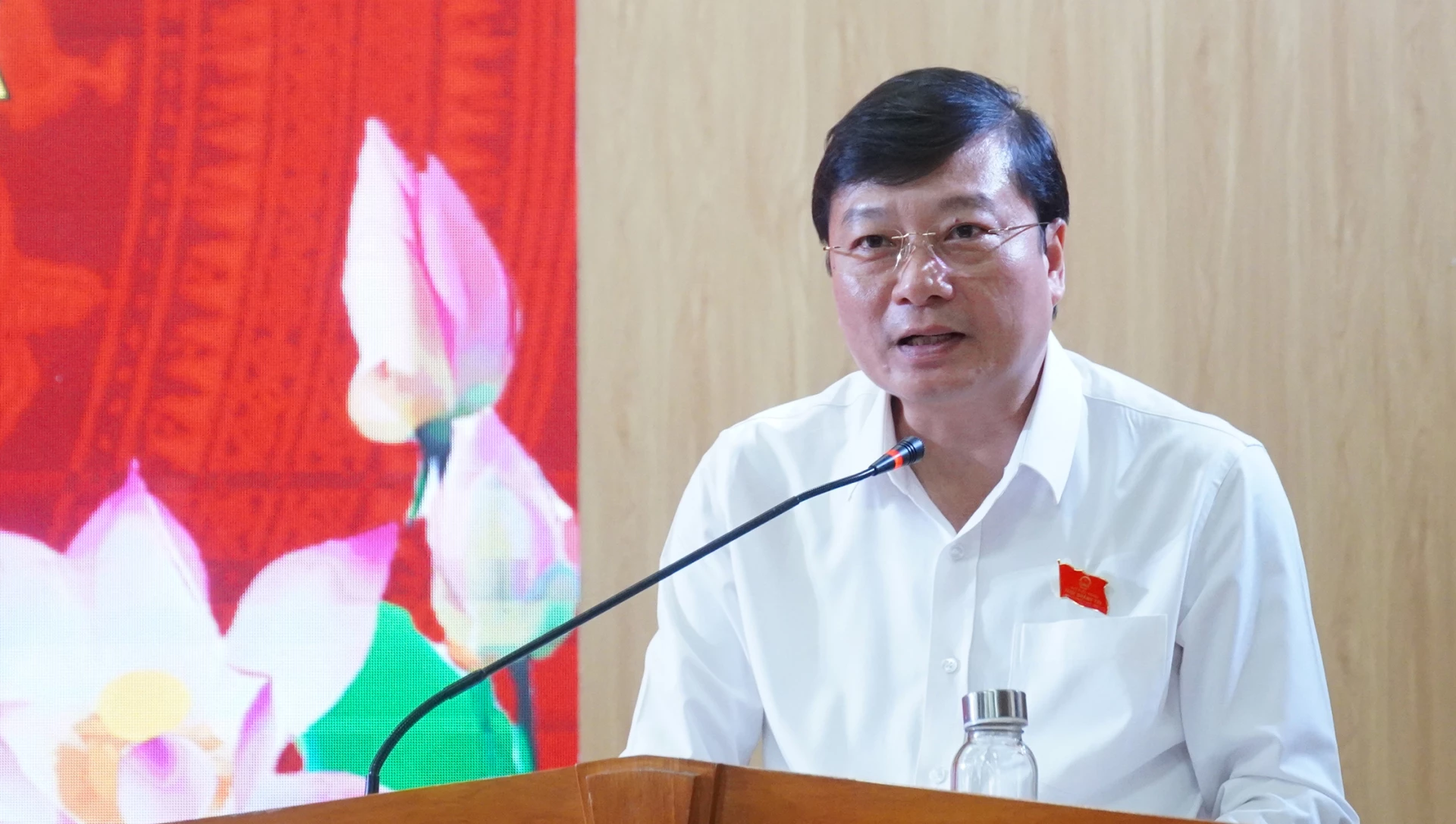 Đồng chí Lê Hồng Vinh, Phó Bí thư Tỉnh ủy, Chủ tịch UBND tỉnh ghi nhận các kiến nghị của cử tri - Ảnh: N.M