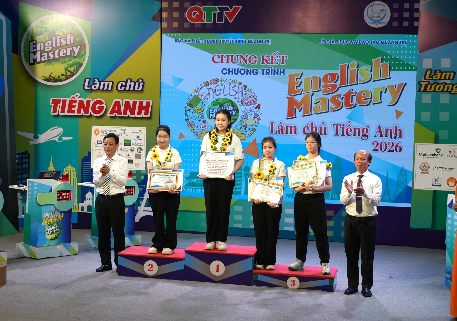Lãnh đạo Báo và phát thanh, truyền hình Quảng Trị trao giải thưởng cho thí sinh đoạt giải nhì - Ảnh: T.Đ