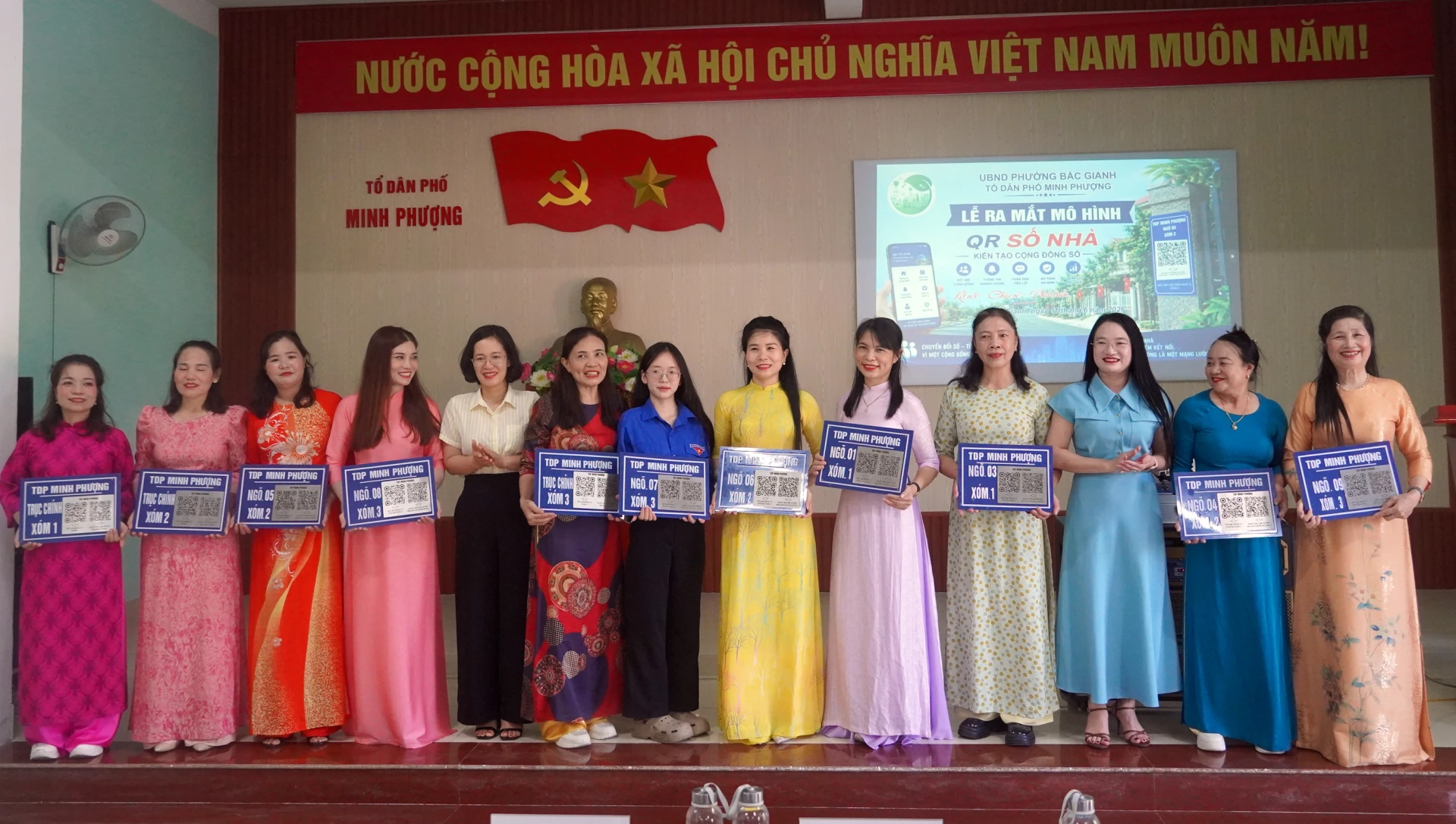 Lãnh đạo phường Bắc Gianh trao mã QR cho các ngõ khu dân cư tổ dân phố Minh Phượng - Ảnh: N.M