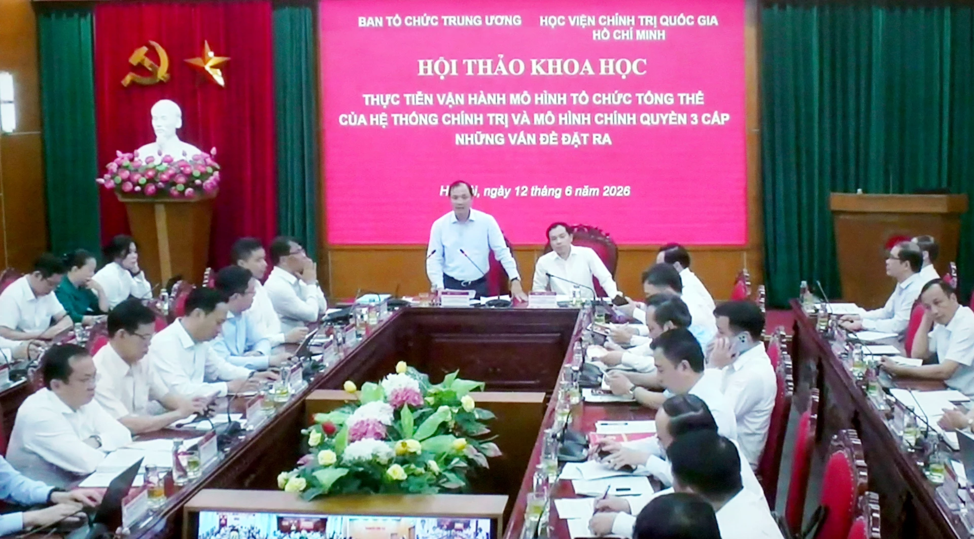 Đồng chí Hoàng Trung Dũng, Ủy viên Trung ương Đảng, Phó Trưởng ban Thường trực Ban Tổ chức Trung ương điều hành hội thảo tại điểm cầu Ban Tổ chức Trung ương - Ảnh: N.M