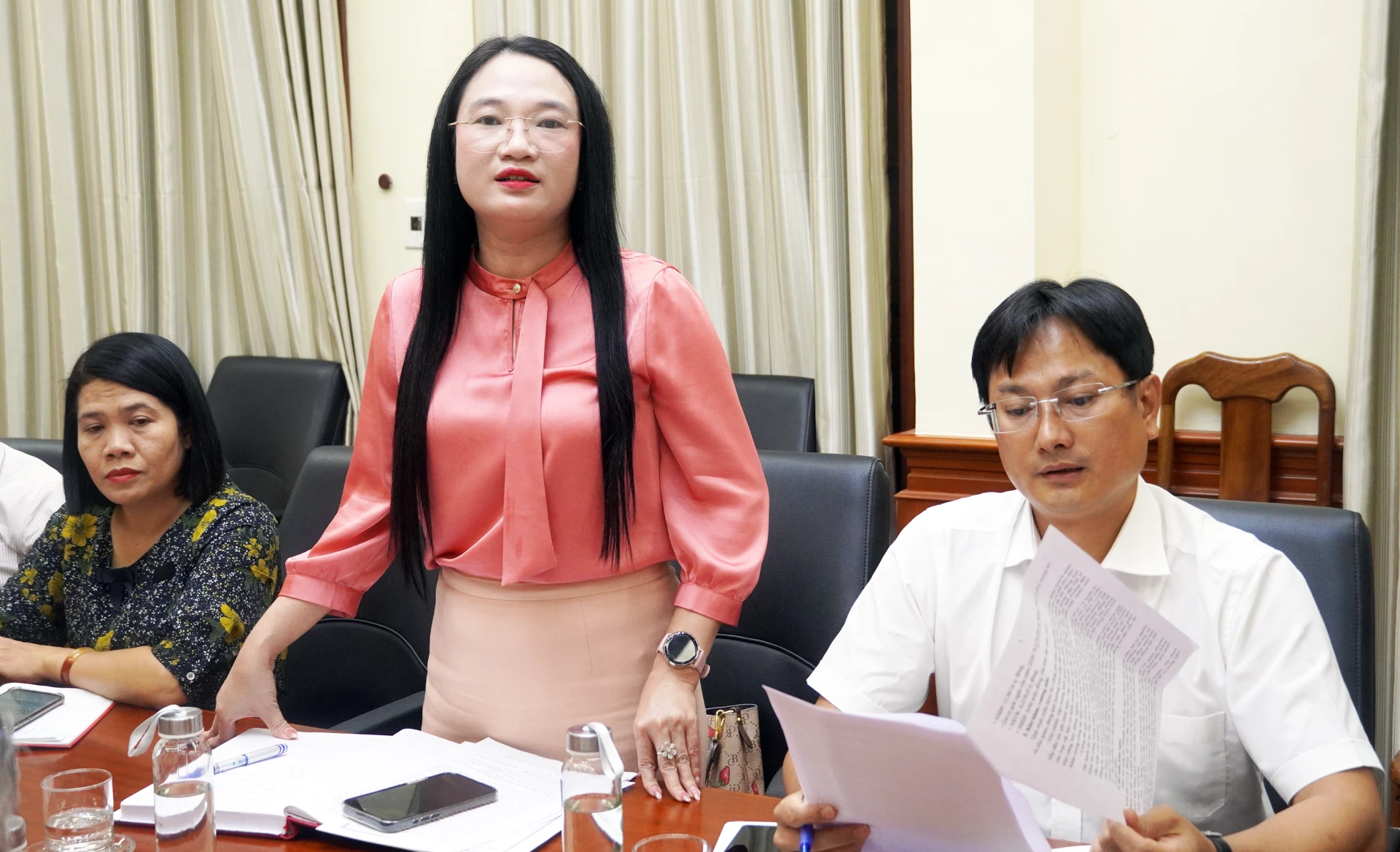 Đại biểu thảo luận tại cuộc họp - Ảnh: N.M