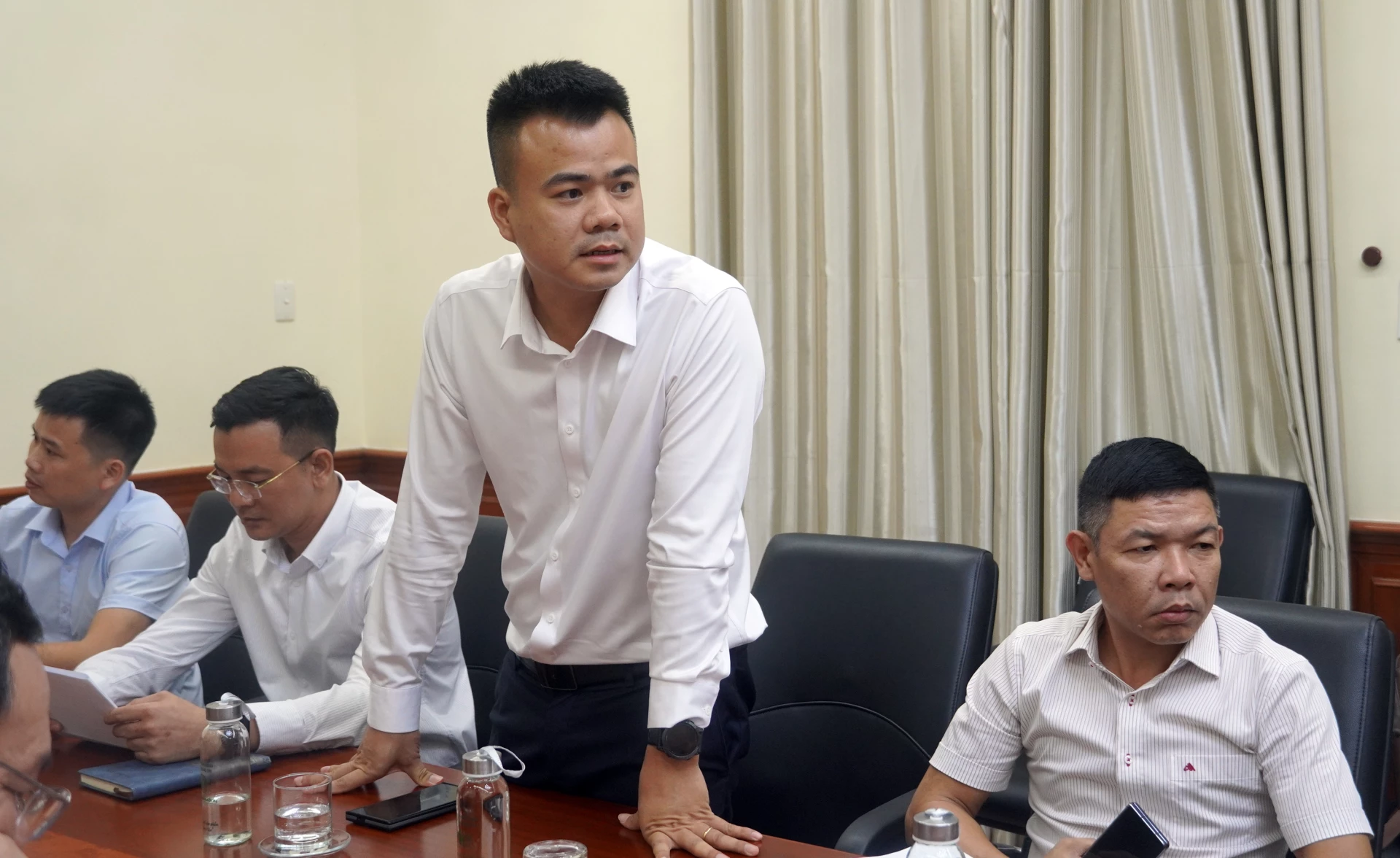 Đại biểu thảo luận tại cuộc họp - Ảnh: N.M