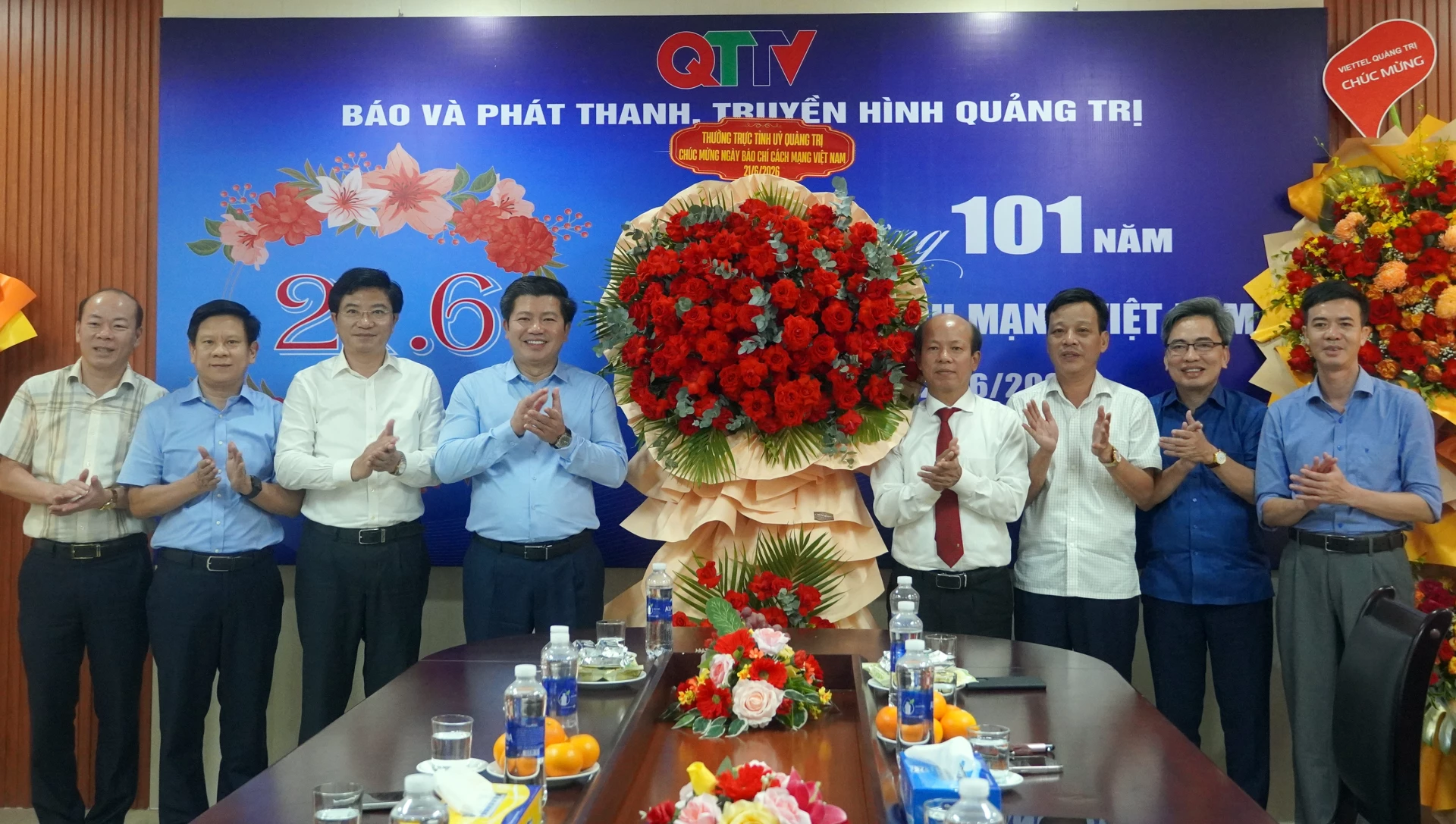 Đồng chí Trần Vũ Khiêm, Phó Bí thư Thường trực Tỉnh ủy, Trưởng đoàn ĐBQH tỉnh và các đồng chí lãnh đạo tỉnh tặng hoa chúc mừng Báo và PT,TH Quảng Trị - Ảnh: N.M