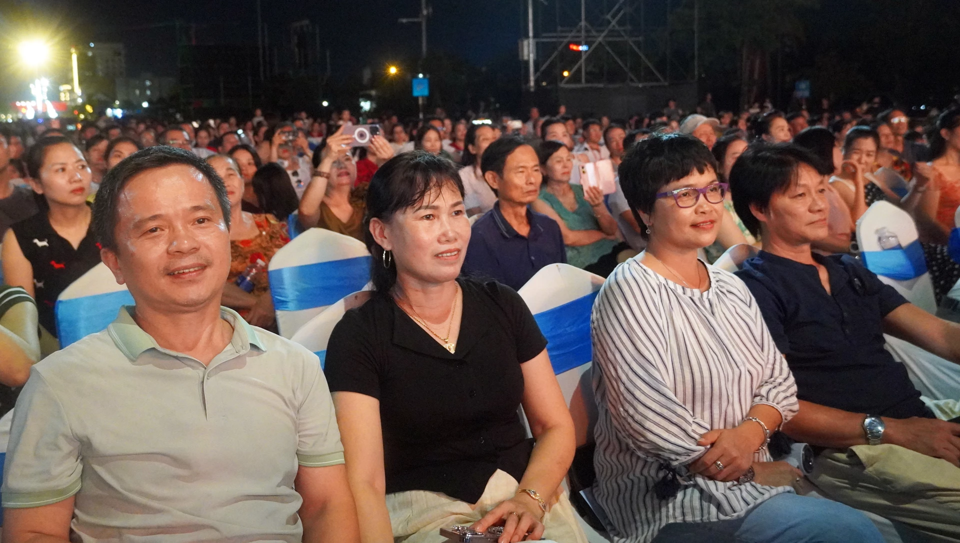 Đông đảo khán giả theo dõi chương trình - Ảnh: N.M