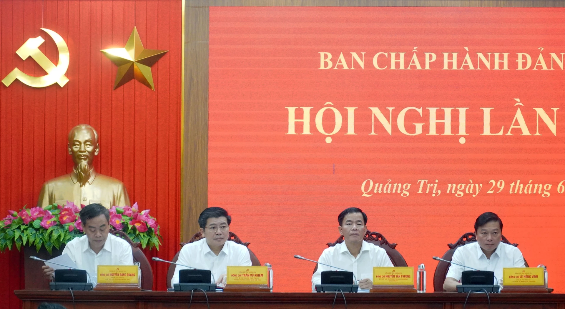 Các đồng chí Thường trực Tỉnh ủy điều hành hội nghị - Ảnh: N.M