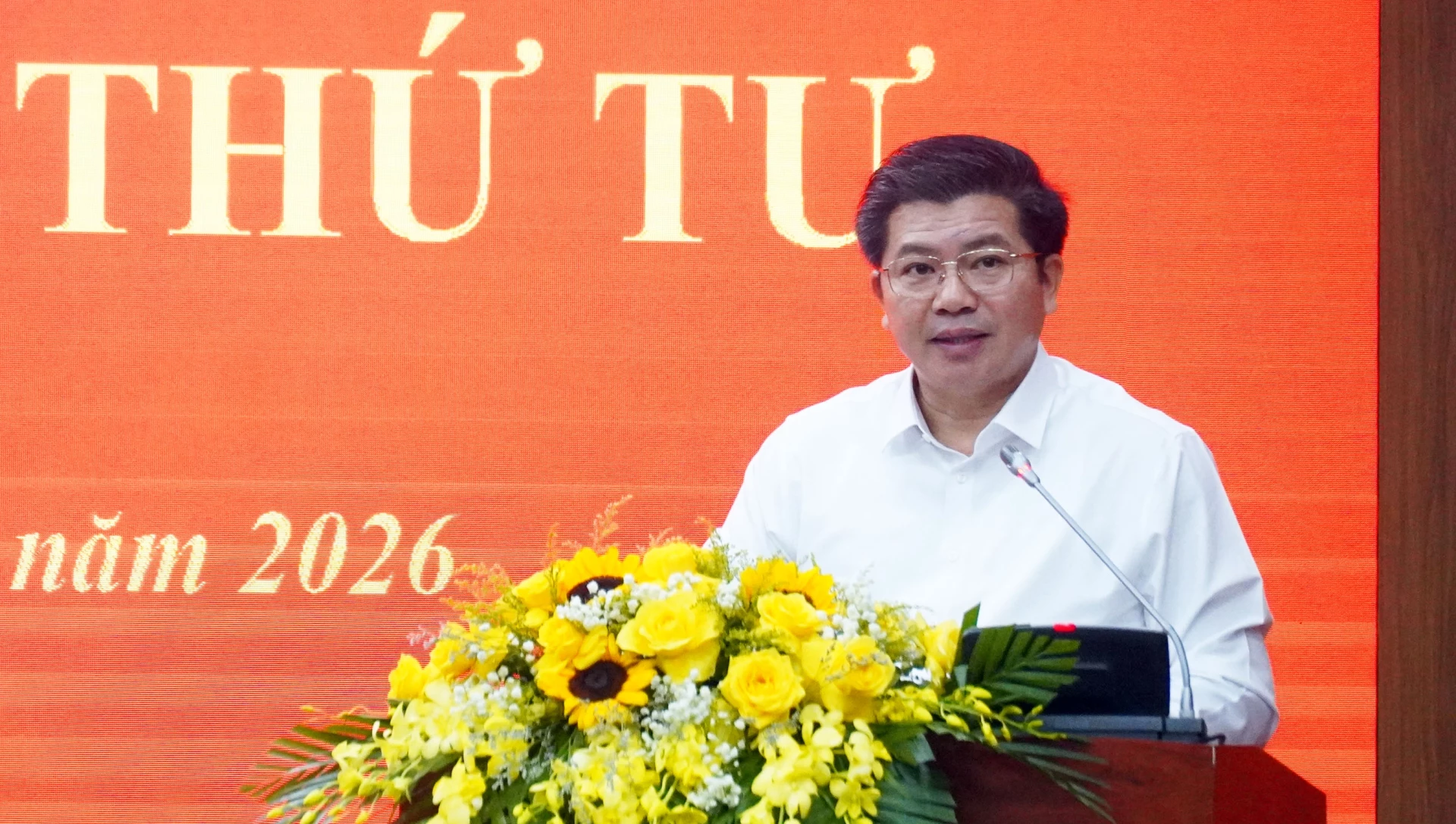 Đồng chí Trần Vũ Khiêm, Phó Bí thư Thường trực Tỉnh ủy, Trưởng đoàn ĐBQH tỉnh trình bày báo cáo công tác xây dựng Đảng - Ảnh: N.M