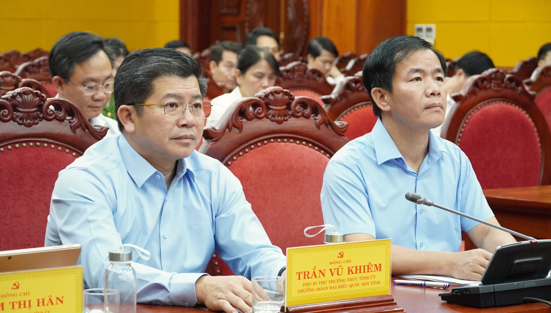 Đồng chí Nguyễn Văn Phương, Bí thư Tỉnh ủy và đồng chí Trần Vũ Khiêm, Phó Bí thư Thường trực Tỉnh ủy, Trưởng đoàn ĐBQH tỉnh tham dự hội nghị - Ảnh: Q.V
