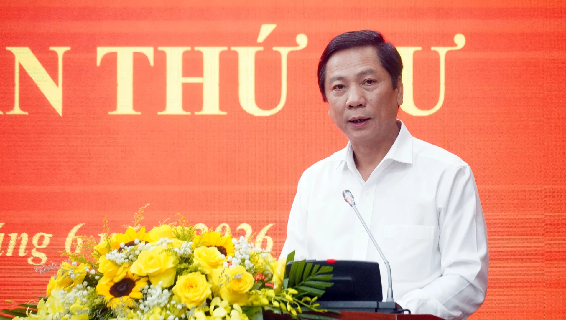 Đồng chí Hoàng Nam, Ủy viên Ban Thường vụ Tỉnh ủy, Phó Chủ tịch Thường trực UBND tỉnh trình bày báo cáo tình hình kinh tế - xã hội - Ảnh: N.M