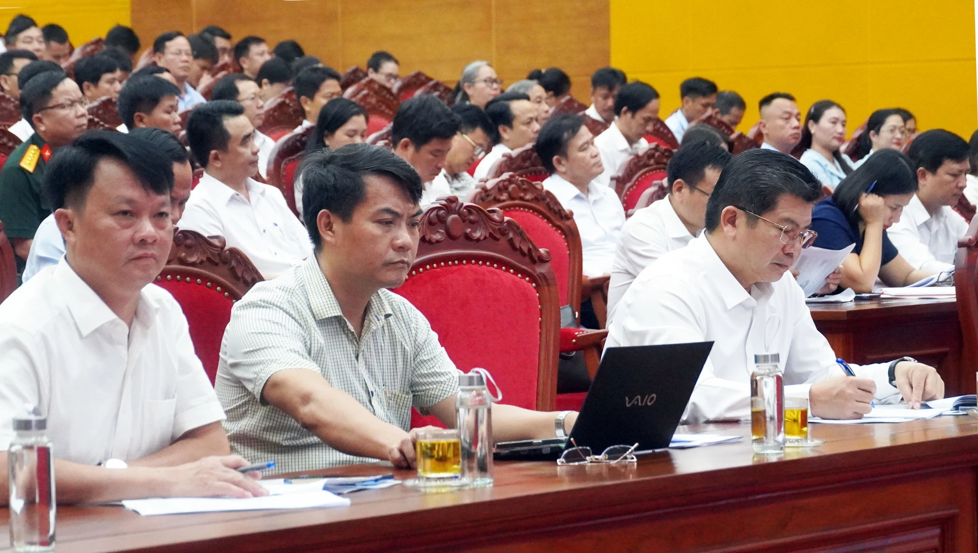 Đồng chí Trần Vũ Khiêm, Phó Bí thư Thường trực Tỉnh ủy, Trưởng đoàn ĐBQH tỉnh và các đại biểu dự hội nghị tại điểm cầu Quảng Trị - Ảnh: N.M