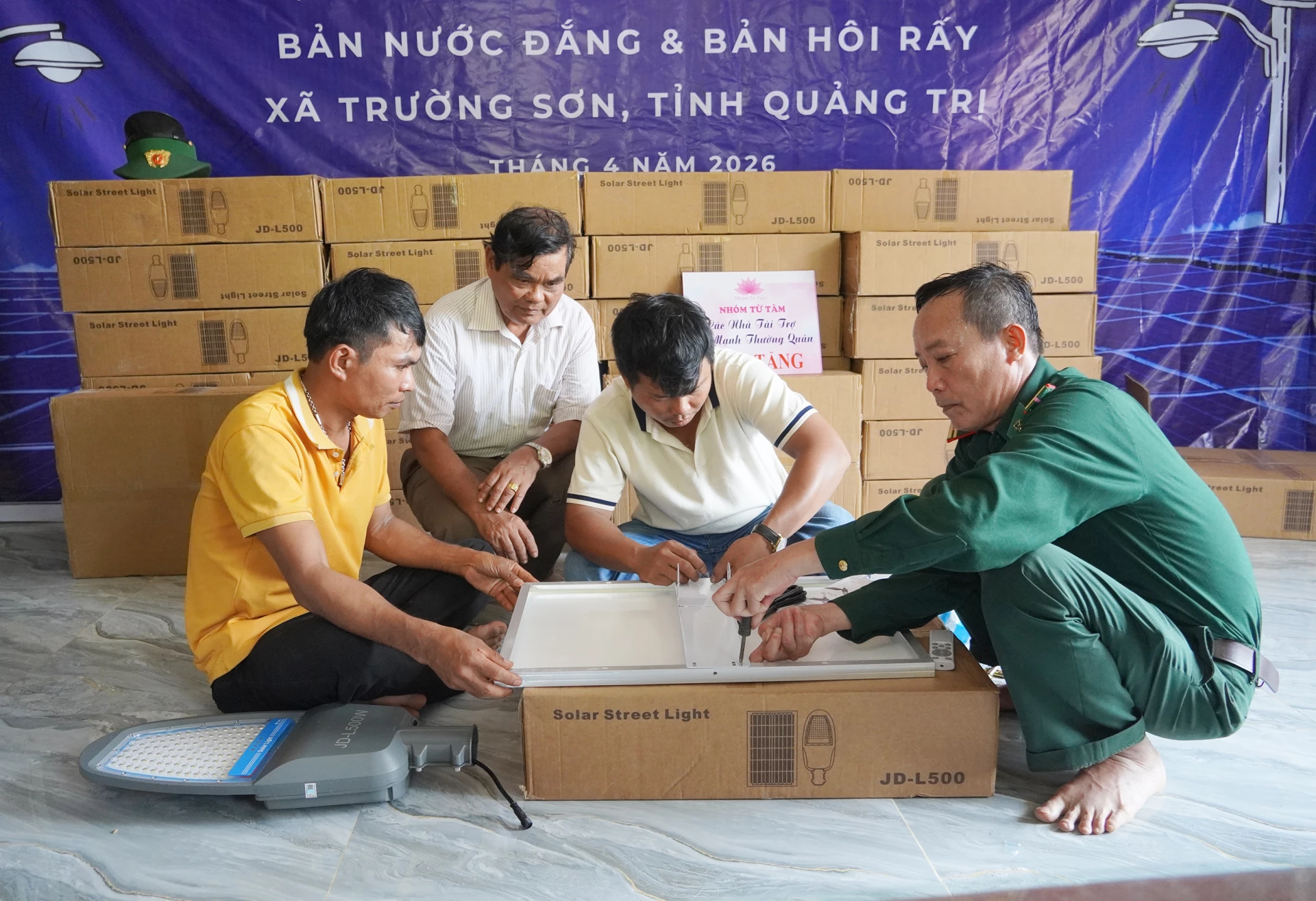 Nhóm thiện nguyện Từ Tâm cùng các mạnh thường quân lắp đặt hệ thống điện sử dụng pin năng lượng mặt trời cho bản Nước Đắng - Ảnh: X.V