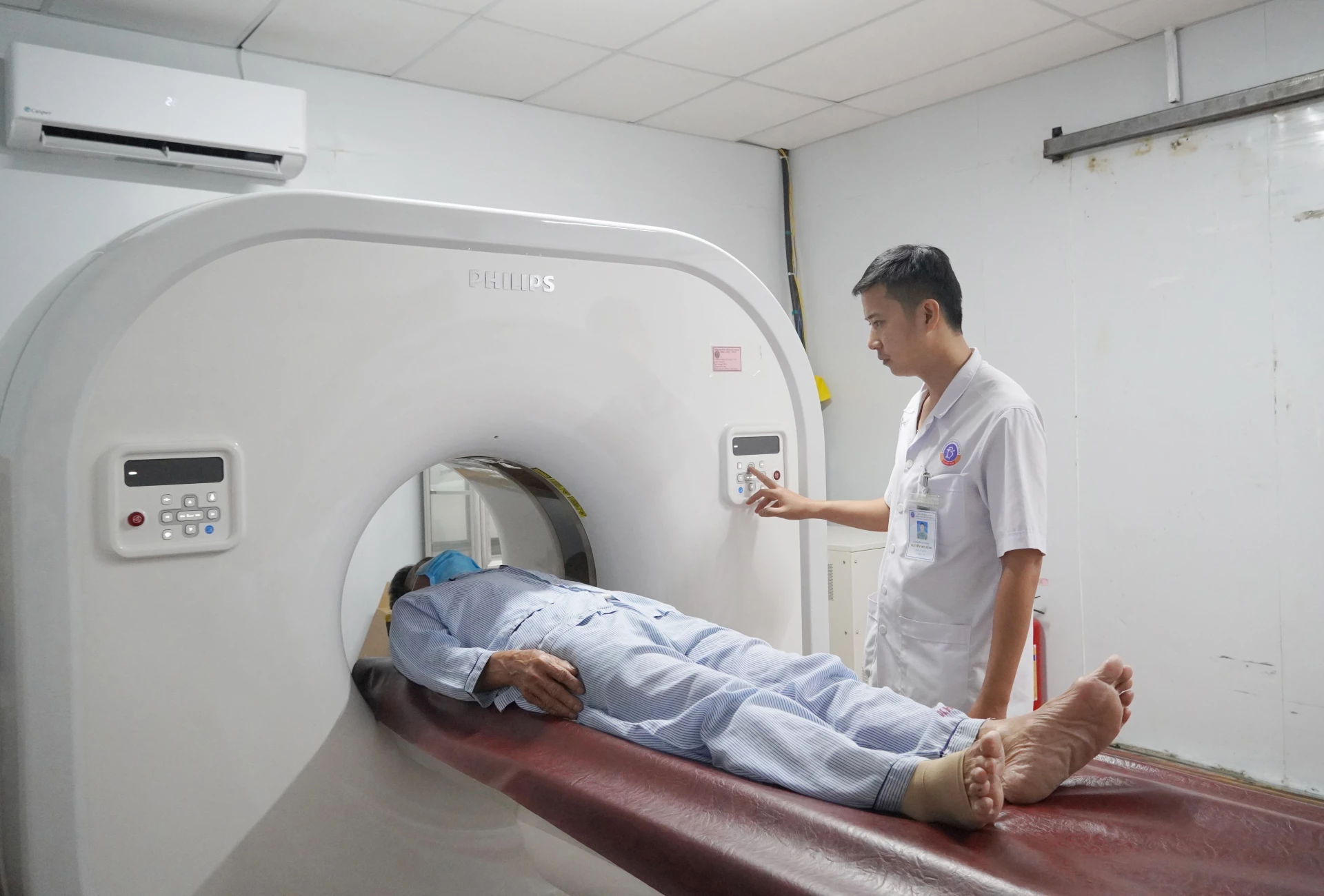 Ứng dụng các kĩ thuật chẩn đoán hiện đại góp phần nâng cao hiệu quả khám chữa bệnh bằng y học cổ truyền - Ảnh: H.L