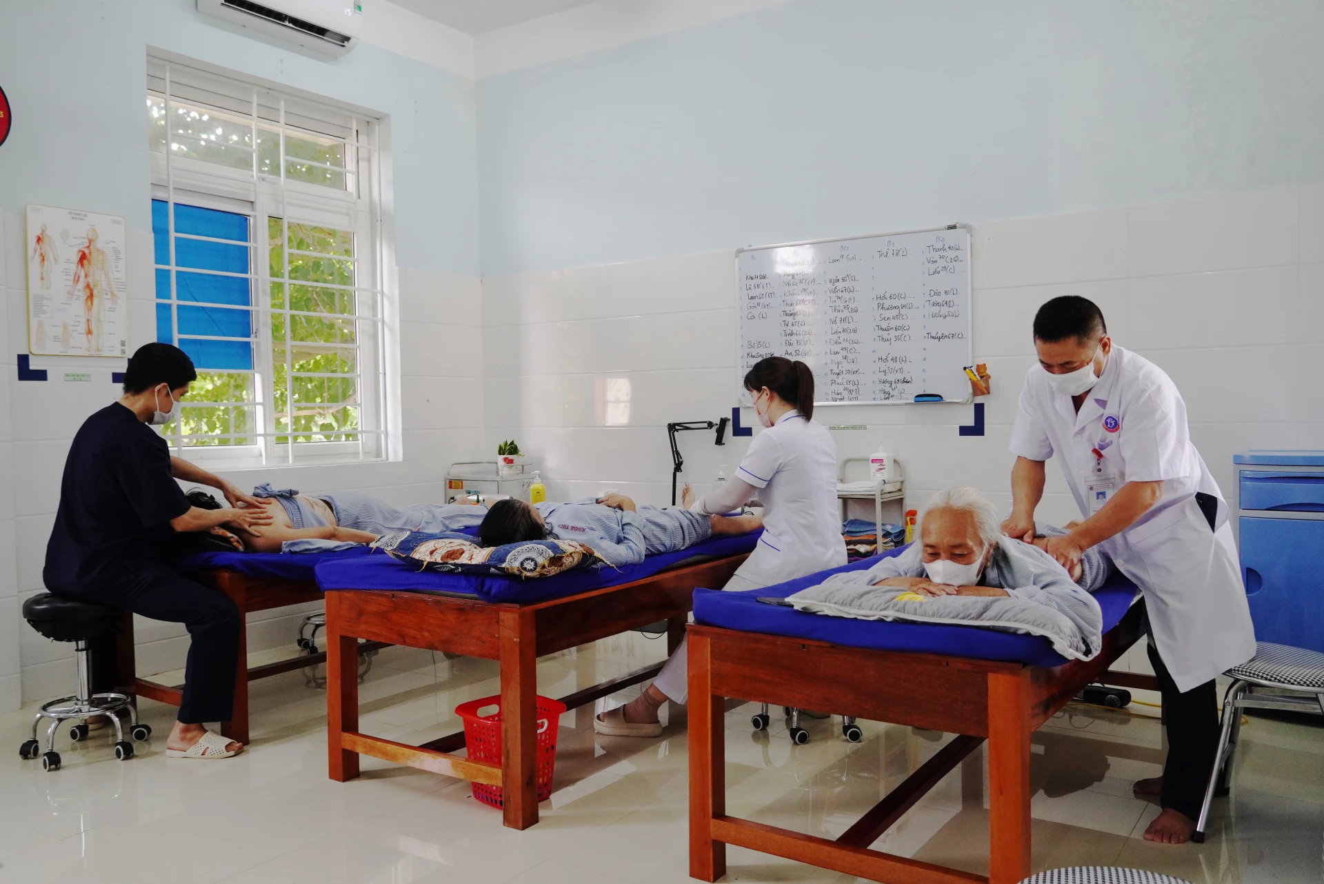 Y học cổ truyền ngày càng được người dân lựa chọn là một giải pháp chăm sóc sức khỏe hiệu quả - Ảnh: H.L
