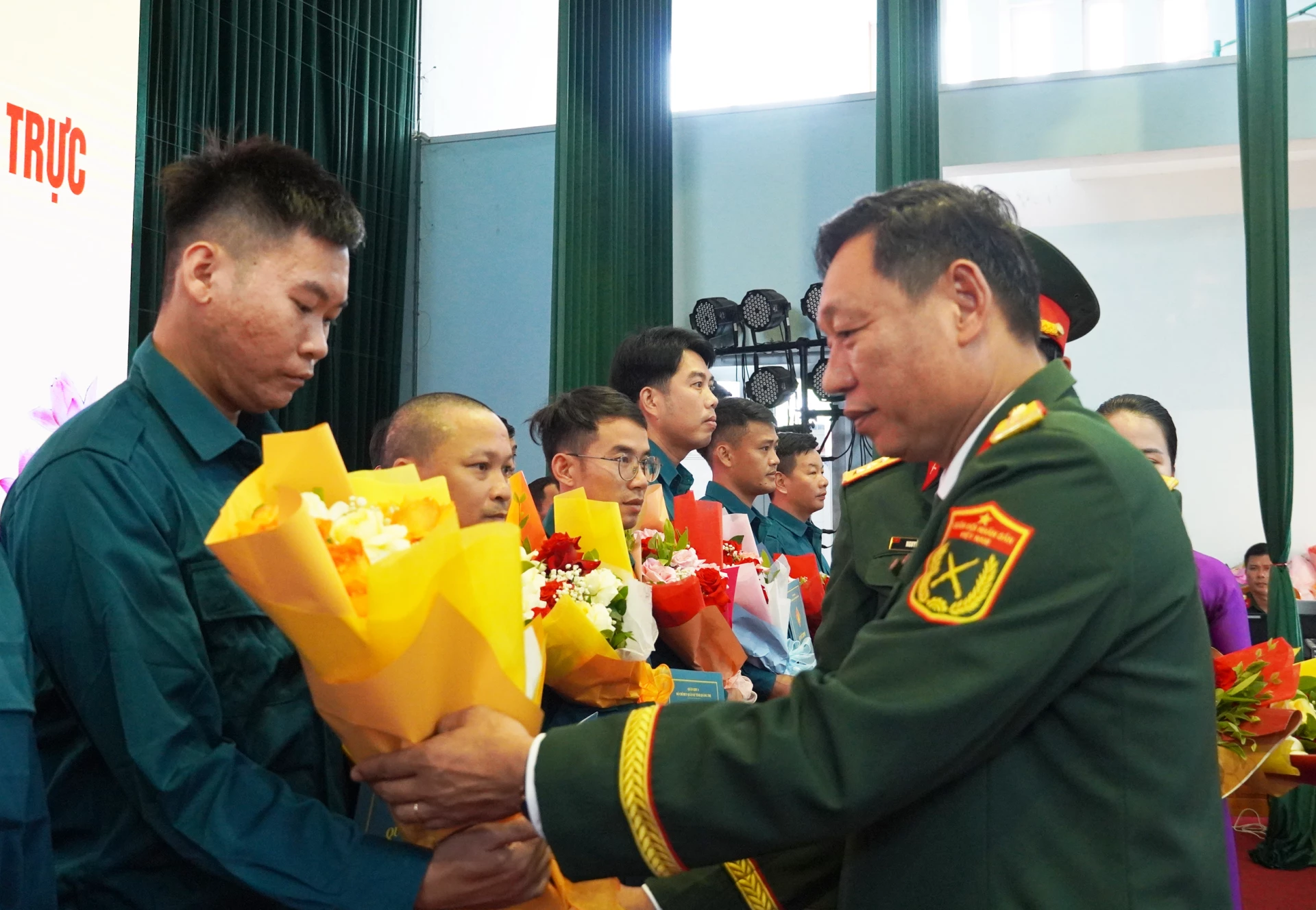 Đại tá Đại tá Phan Thắng, Chỉ huy trưởng Bộ CHQS tỉnh trao quyết định thành lập Tiểu đội Dân quân thường trực - Ảnh: X.P