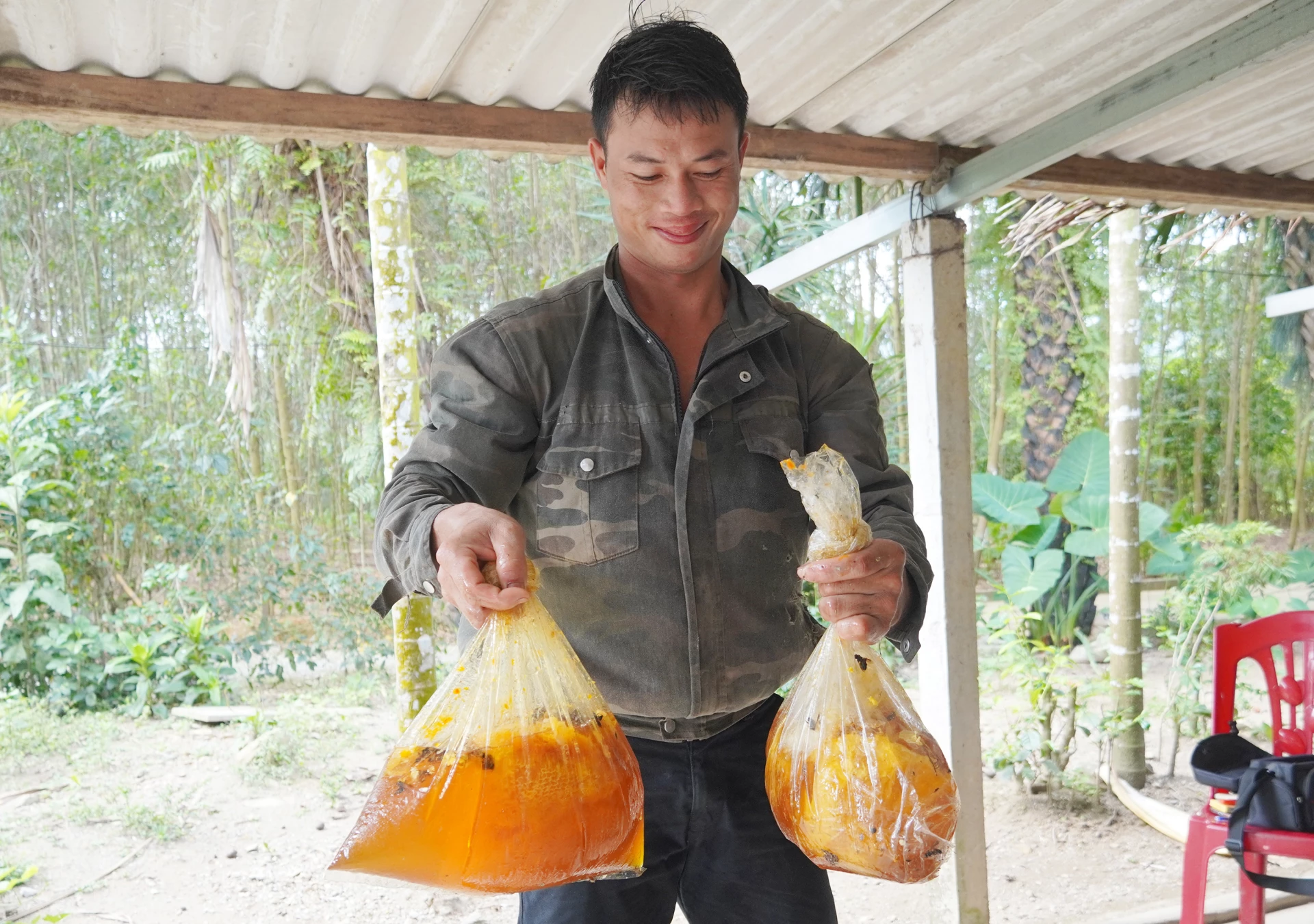 Thành quả của anh Đinh Hữu Quyết sau qua trình săn ong mật vất vả, nguy hiểm là những túi mật thơm ngon - Ảnh: X.V