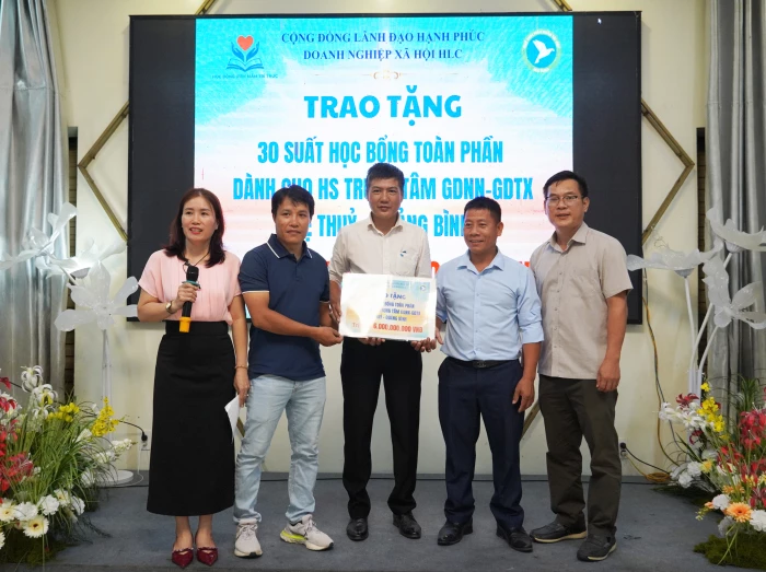 Trao học bổng kết nối đào tạo, mở lối nghề nghiệp tại xã Lệ Thủy