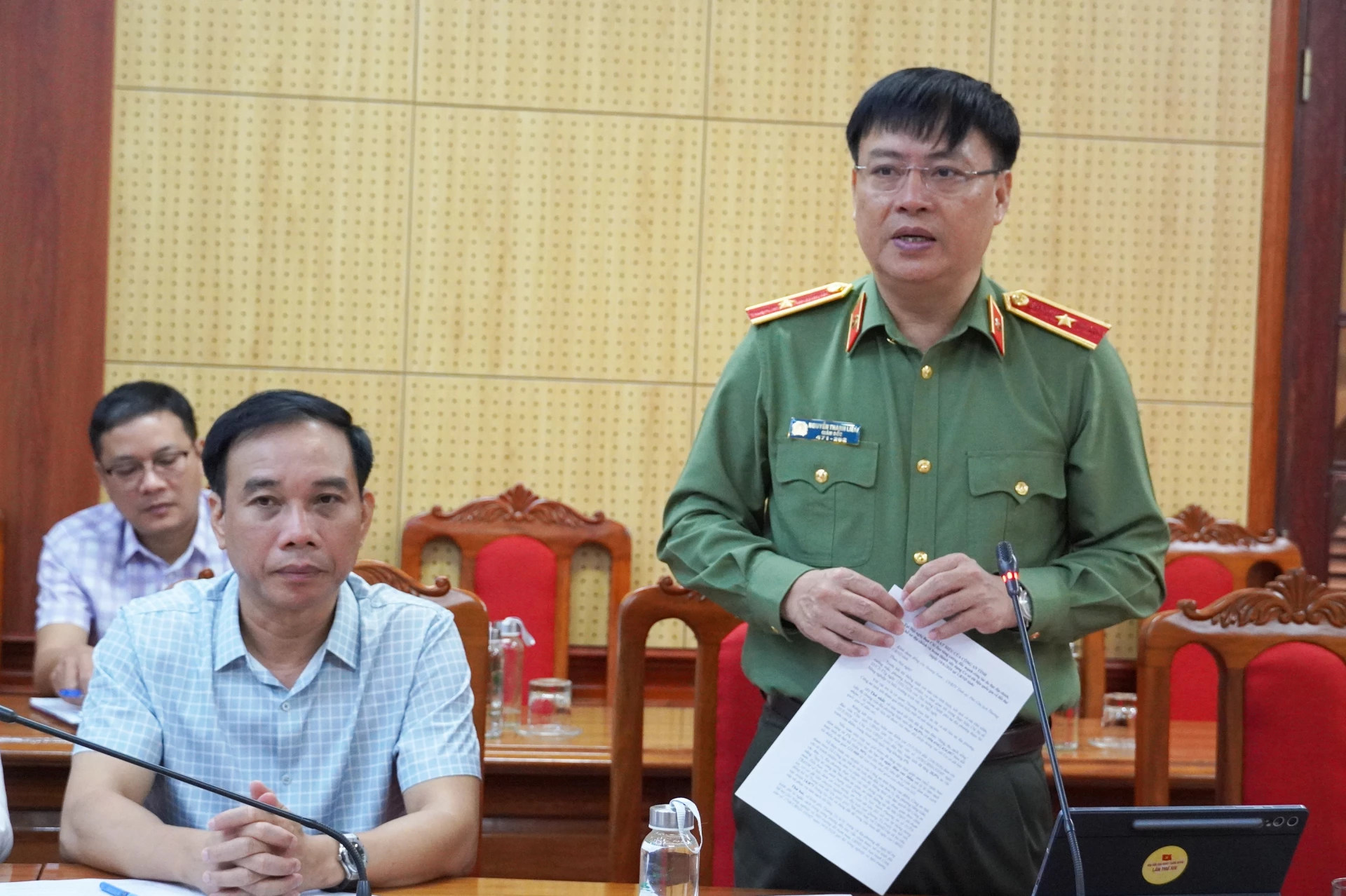 Thiếu tướng Nguyễn Thanh Liêm, Giám đốc Công an tỉnh phát biểu tại cuộc hop - Ảnh: X.P