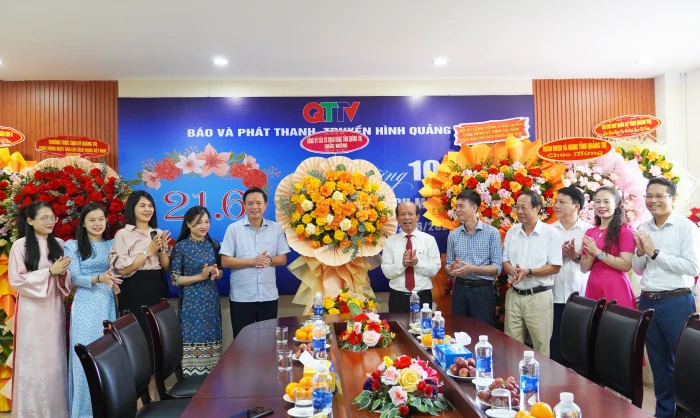 Nhiều cơ quan, đơn vị thăm, chúc mừng Báo và phát thanh, truyền hình Quảng Trị