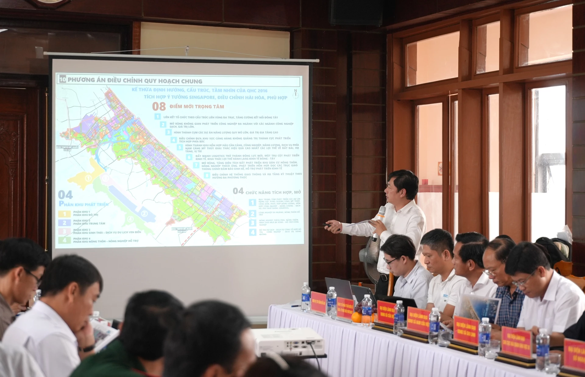 Đại diện đơn vị tư vấn báo cáo về Đồ án điều chỉnh quy hoạch chung Khu kinh tế Đông Nam Quảng Trị đến năm 2045 - Ảnh: T.Đ